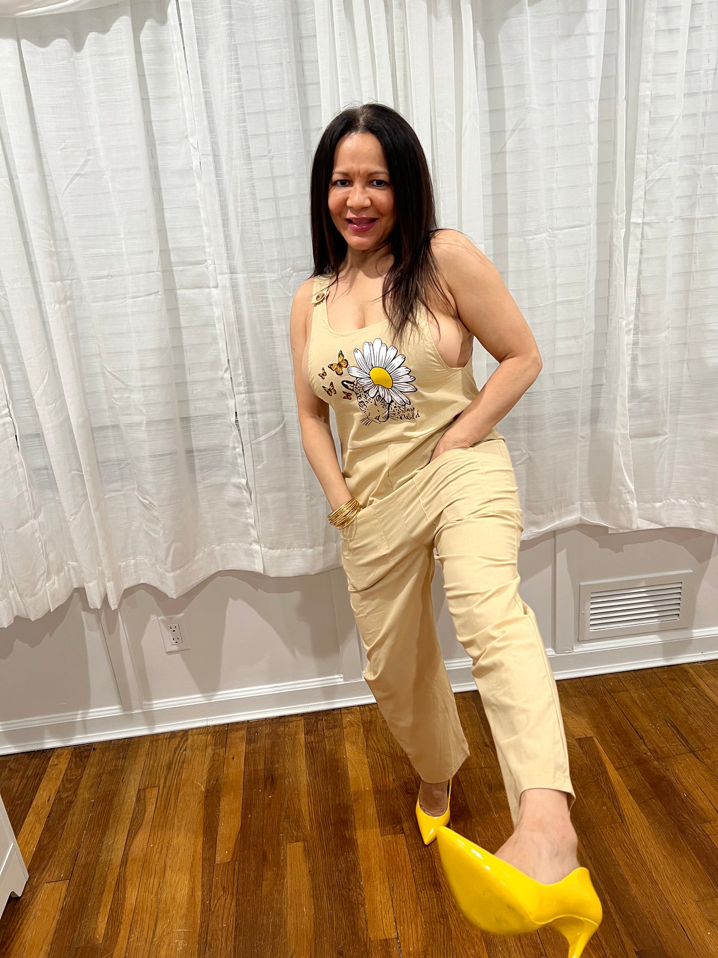 LONG OVERALL WITH POCKETS ON THE FRONT. SPOTTED JUNGLE CAT WITH DAISY FLOWER AND ELEGANT LEAPARD BUTTERFLIES.SPRING SUMMER, AND ALL OCCASIONS WEAR LONG OVERALLS WITH FRONT POCKETS, FRONT TOP IS A BEAUTUFUL LEAPARD THEME