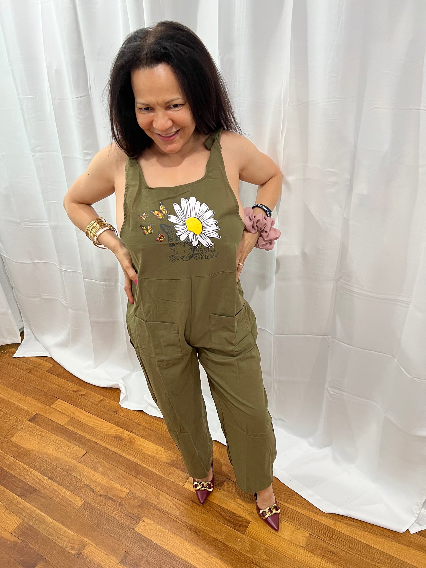 LONG OVERALL WITH POCKETS ON THE FRONT. SPOTTED JUNGLE CAT WITH DAISY FLOWER AND ELEGANT LEAPARD BUTTERFLIES.SPRING SUMMER, AND ALL OCCASIONS WEAR LONG OVERALLS WITH FRONT POCKETS, FRONT TOP IS A BEAUTUFUL LEAPARD THEME