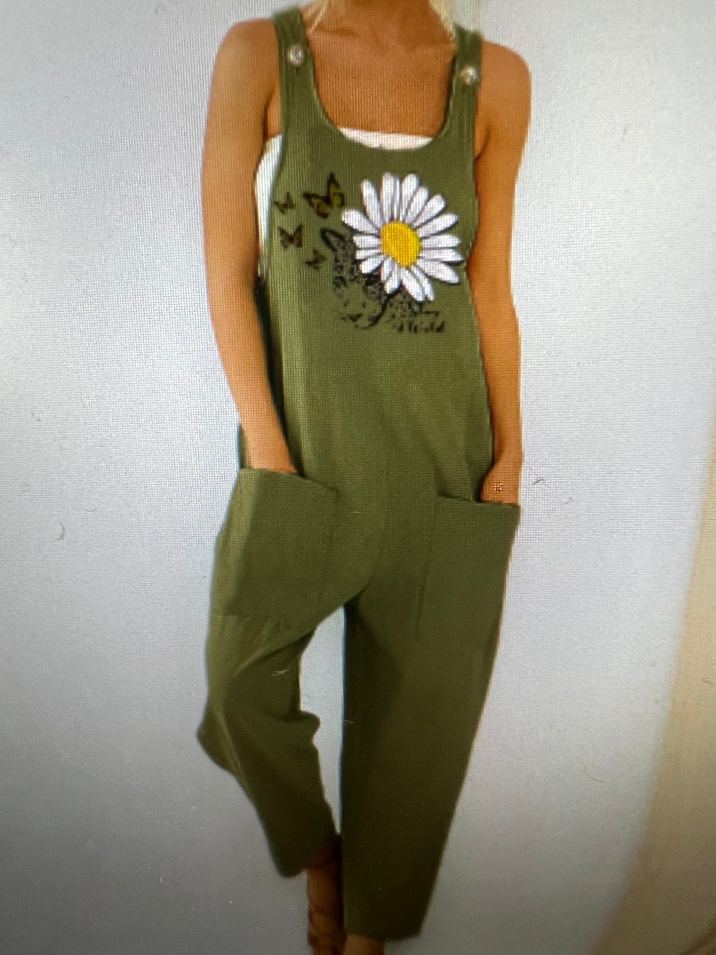 LONG OVERALL WITH POCKETS ON THE FRONT. SPOTTED JUNGLE CAT WITH DAISY FLOWER AND ELEGANT LEAPARD BUTTERFLIES.SPRING SUMMER, AND ALL OCCASIONS WEAR LONG OVERALLS WITH FRONT POCKETS, FRONT TOP IS A BEAUTUFUL LEAPARD THEME