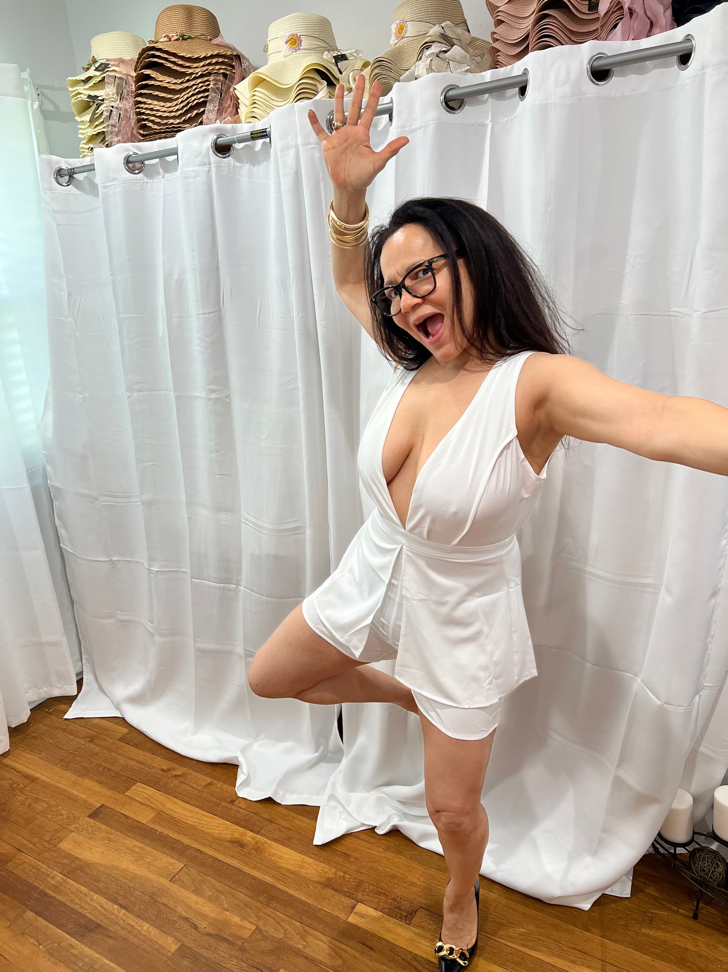 PLAYSUIT SHORT SIMPLE, CASUAL, ELEGANT, V-NECK BACKLESS SLEEVELESS PLAYSUIT WITHOUT BELT. THIS PLAYSUIT IS A MUST HAVE IN YOUR COLLECTIONS, LIGHT, ELEGANT, SOPHISTICATED, TRAVEL A MUST. FIND YOUR LOOK!