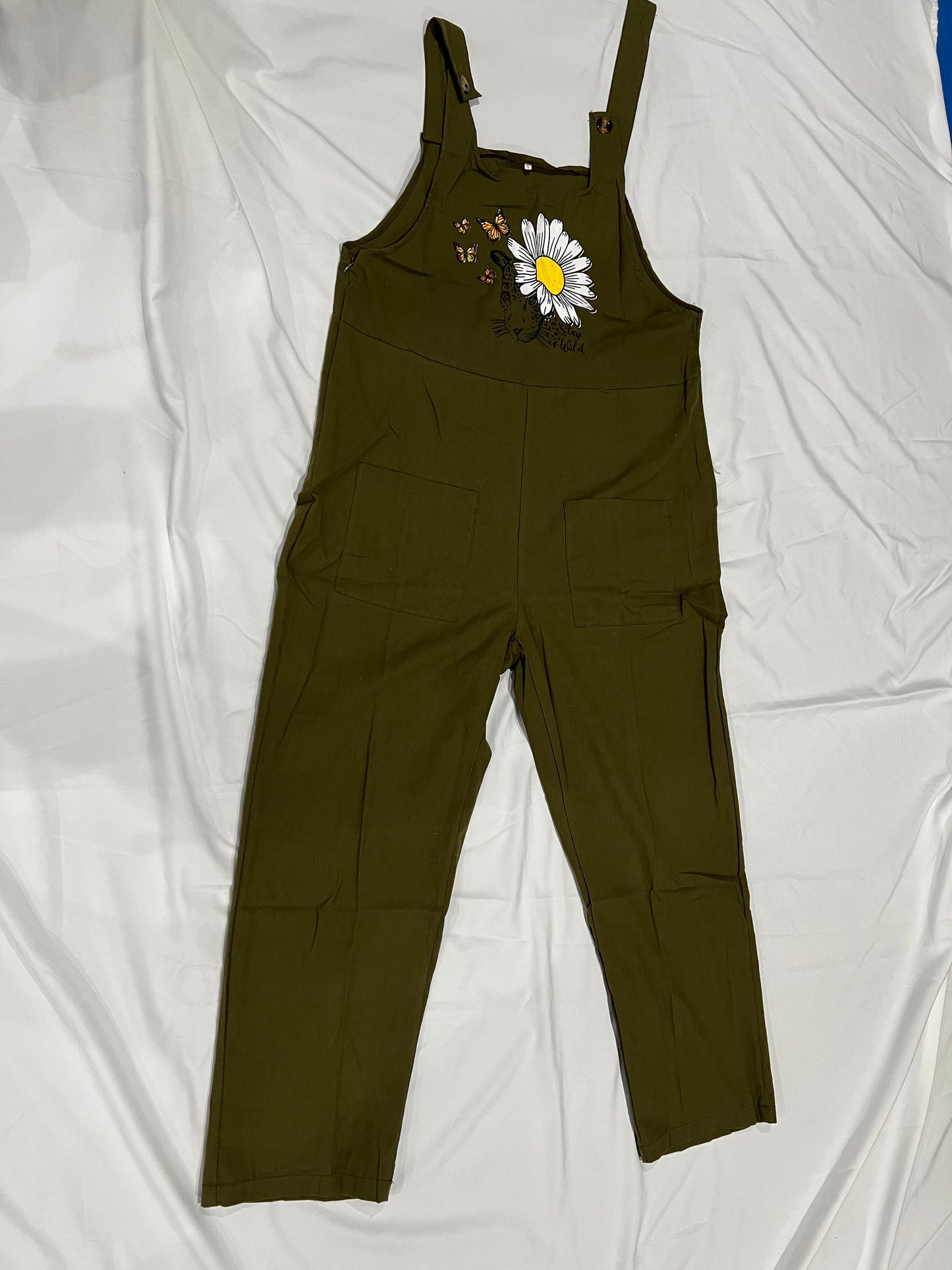 LONG OVERALL WITH POCKETS ON THE FRONT. SPOTTED JUNGLE CAT WITH DAISY FLOWER AND ELEGANT LEAPARD BUTTERFLIES.SPRING SUMMER, AND ALL OCCASIONS WEAR LONG OVERALLS WITH FRONT POCKETS, FRONT TOP IS A BEAUTUFUL LEAPARD THEME
