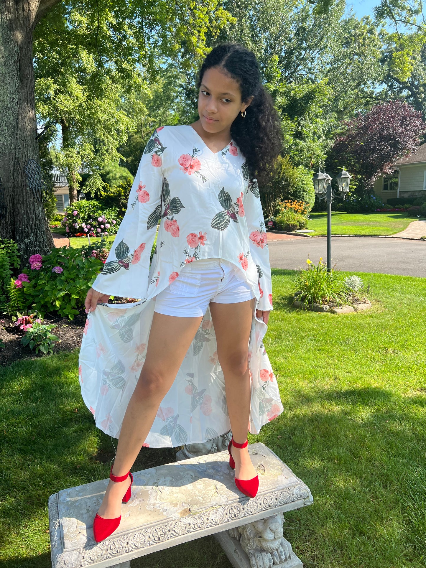 DRESS SHORT AT THE FRONT AND LONG ON THE BACK LONG SLEEVES. V-NECK /LIGHT