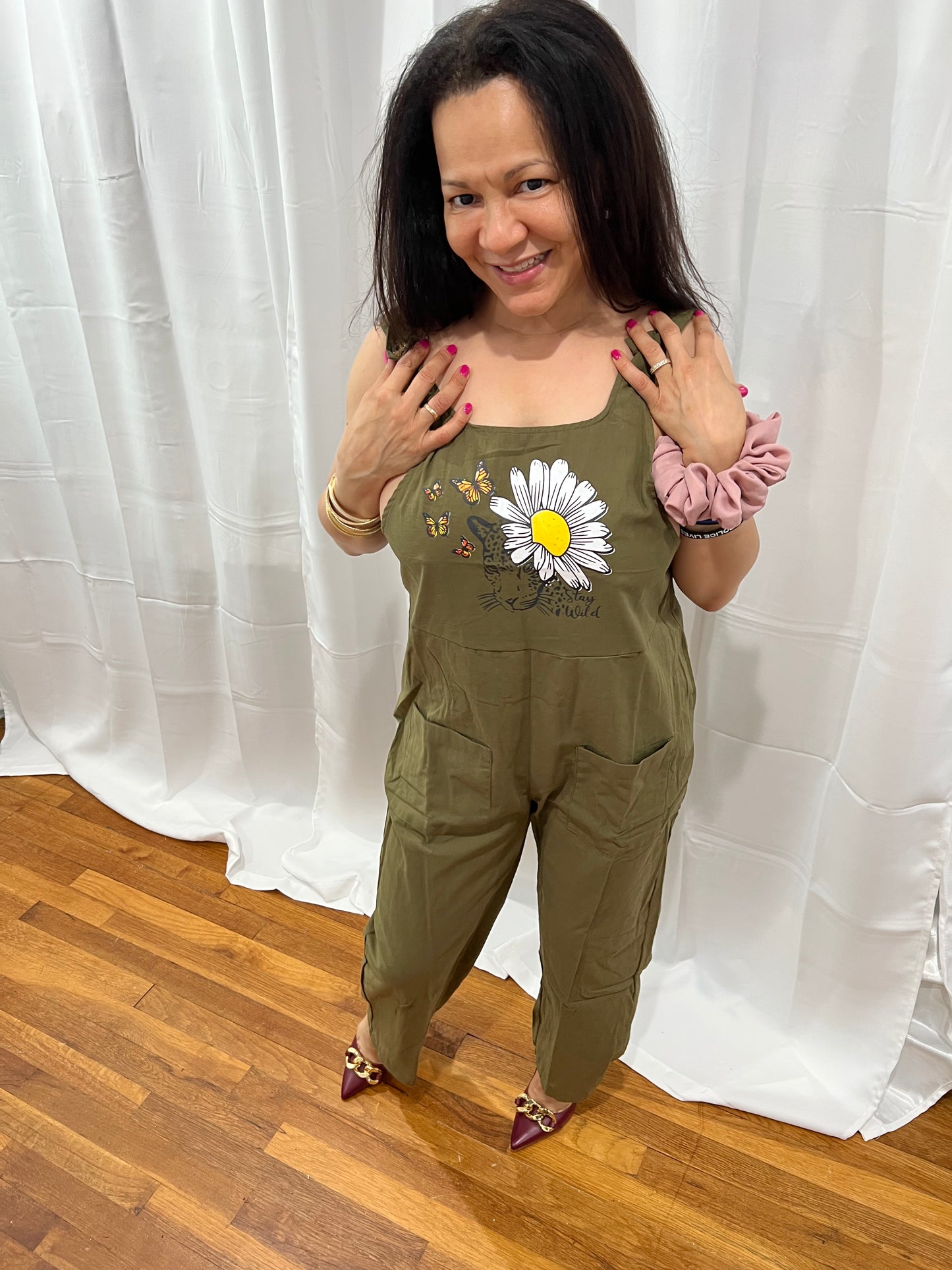 LONG OVERALL WITH POCKETS ON THE FRONT. SPOTTED JUNGLE CAT WITH DAISY FLOWER AND ELEGANT LEAPARD BUTTERFLIES.SPRING SUMMER, AND ALL OCCASIONS WEAR LONG OVERALLS WITH FRONT POCKETS, FRONT TOP IS A BEAUTUFUL LEAPARD THEME