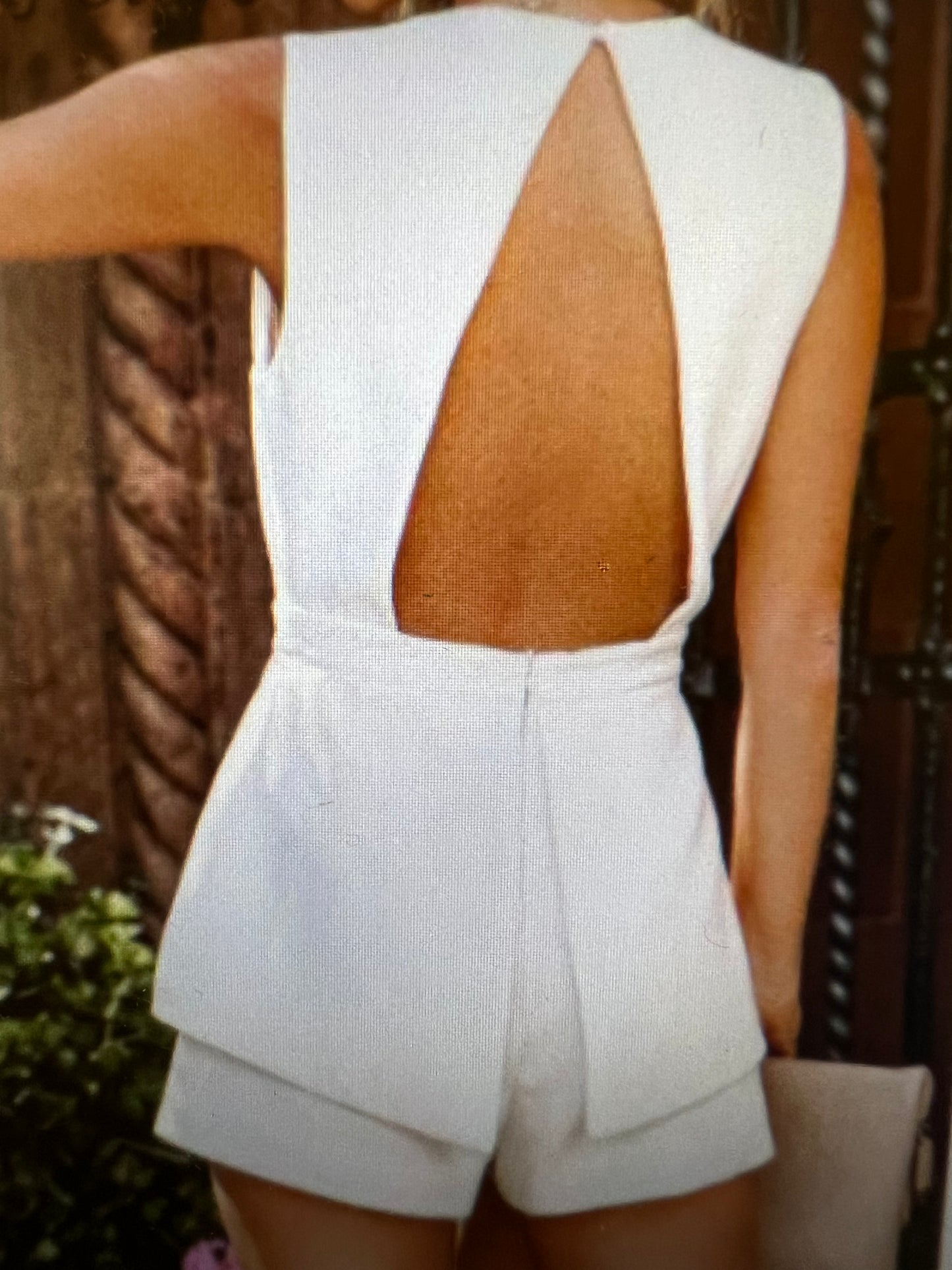 PLAYSUIT SHORT SIMPLE, CASUAL, ELEGANT, V-NECK BACKLESS SLEEVELESS PLAYSUIT WITHOUT BELT. THIS PLAYSUIT IS A MUST HAVE IN YOUR COLLECTIONS, LIGHT, ELEGANT, SOPHISTICATED, TRAVEL A MUST. FIND YOUR LOOK!