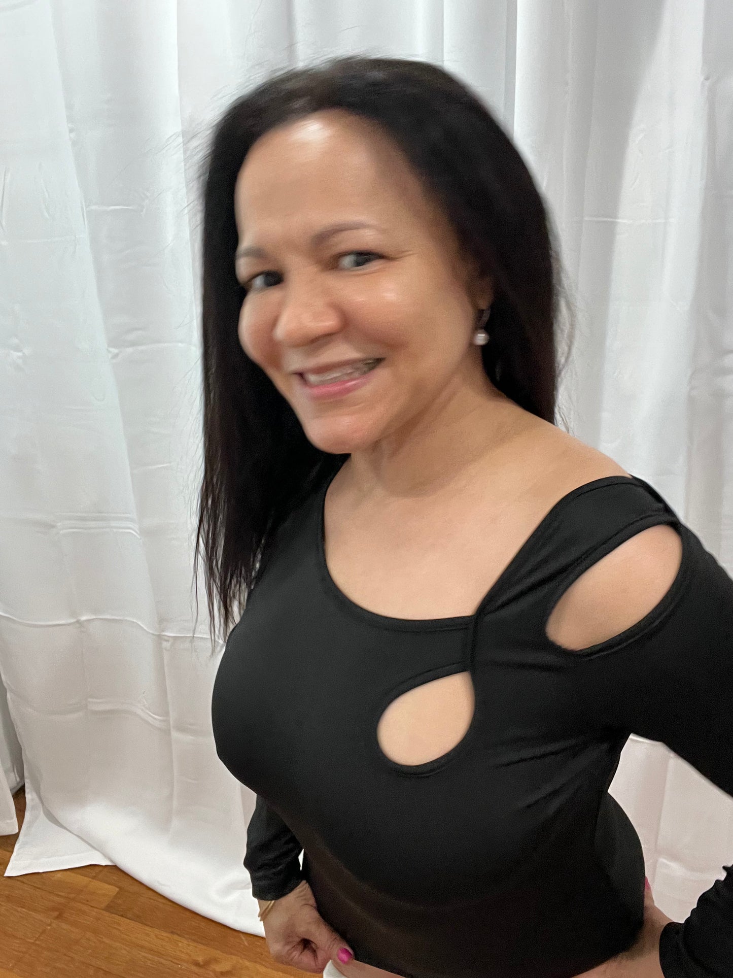 WOMEN TOP PULLOVERS WITH A BEAUTIFUL OPEN SHOULDER DESIGNED JUST FOR YOU! LONG SLEEVE WOMEN ! MUST HAS THIS SOPHISTICATED BLAUSE IN YOUR COLLECTION.