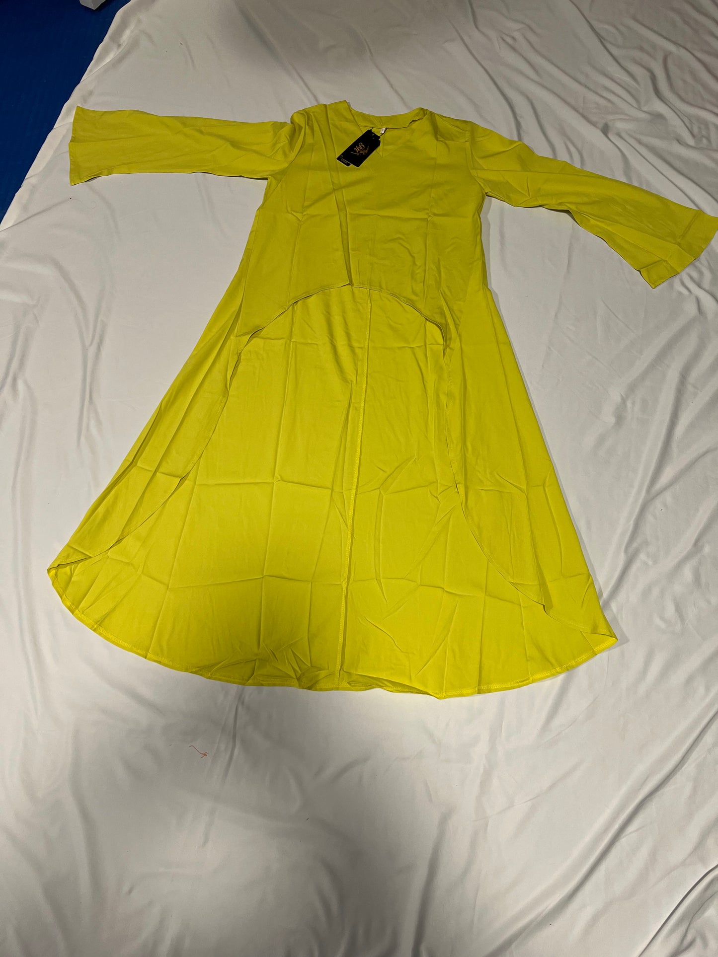 DRESS SHORT AT THE FRONT AND LONG ON THE BACK LONG SLEEVES. V-NECK /LIGHT