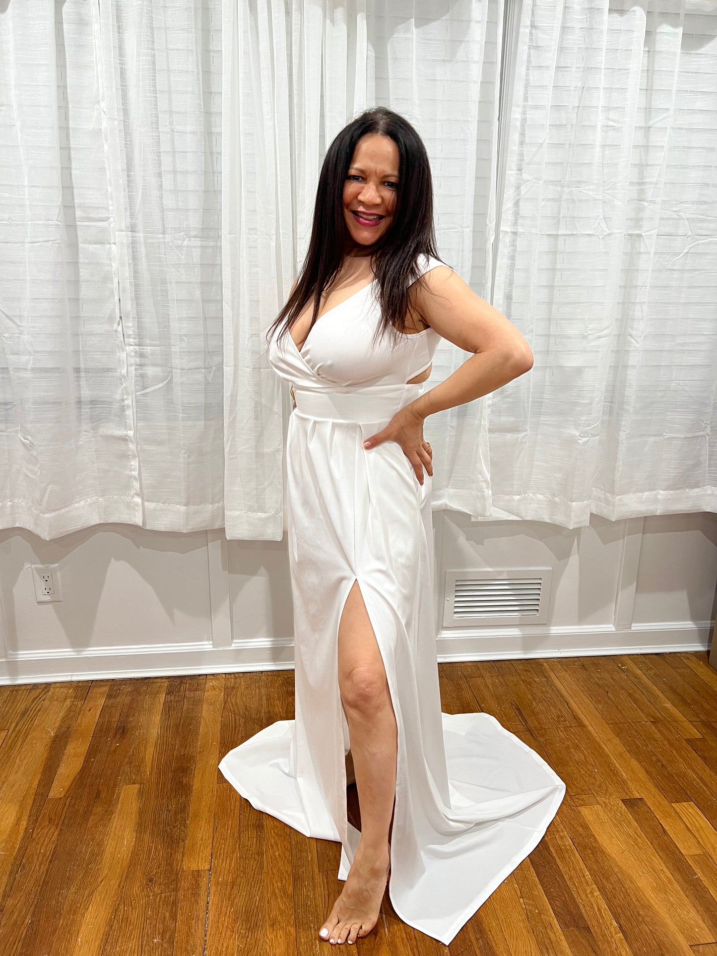 DRESS WHITE AND ELEGANT LONG DRESS, NON-SLEEVE  SOPHISTICATE LOOK FOR ANY OCCATION INCLUDING GETTING MERRIED. ITS A LOOK THAT ANY WOMAN DREAMS ABOUT IT.