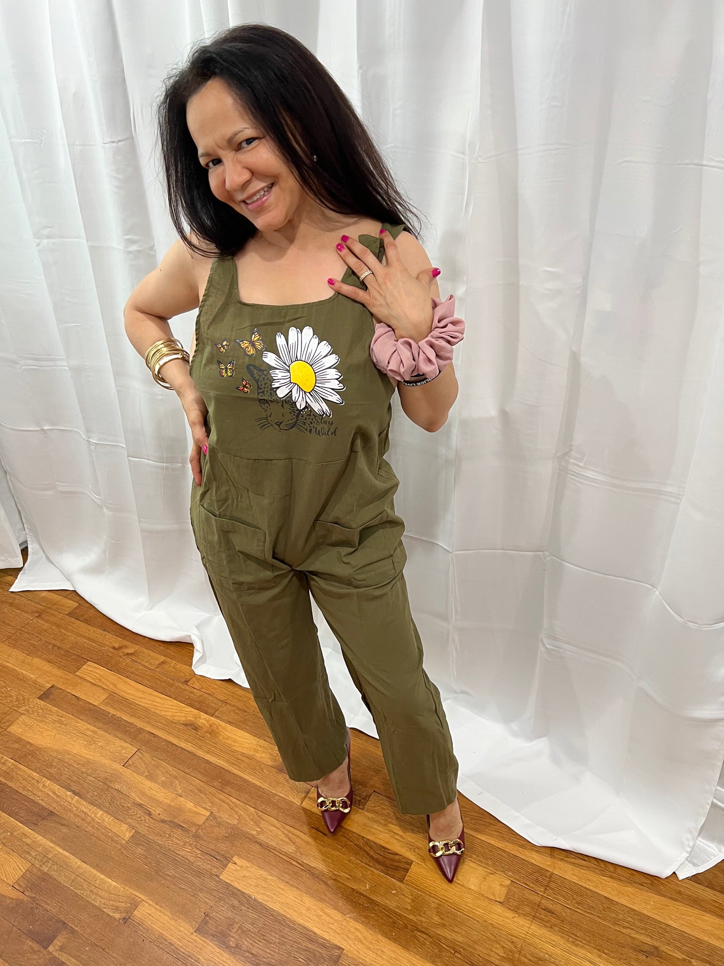 LONG OVERALL WITH POCKETS ON THE FRONT. SPOTTED JUNGLE CAT WITH DAISY FLOWER AND ELEGANT LEAPARD BUTTERFLIES.SPRING SUMMER, AND ALL OCCASIONS WEAR LONG OVERALLS WITH FRONT POCKETS, FRONT TOP IS A BEAUTUFUL LEAPARD THEME
