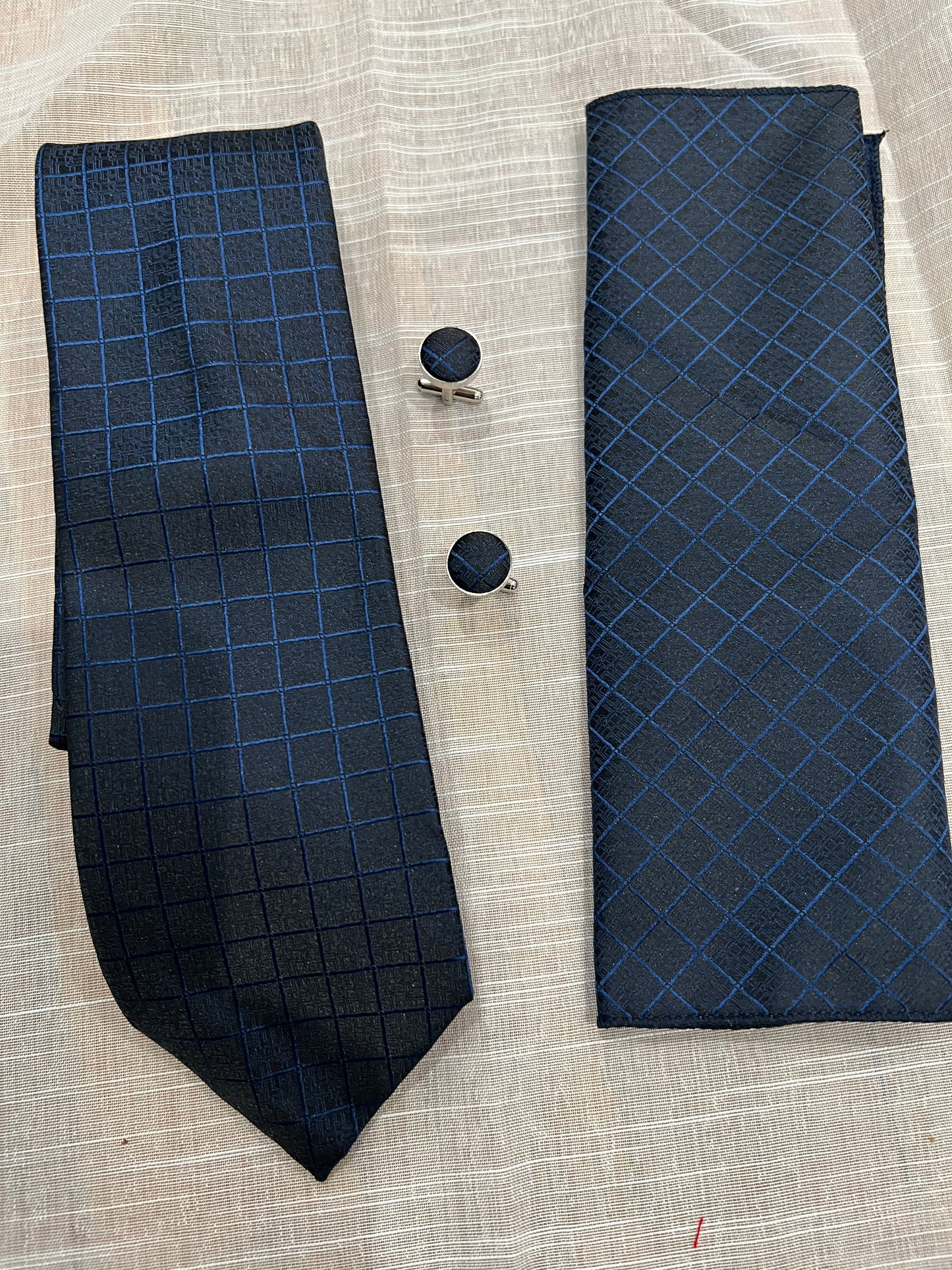 TIES SETS WITH MATCHING CUFFLINKS AND POCKET SQUARES, ELEGANT FOR ANY OCCASIONS. HANDS MADE. ACCESSOIES. BEAUTIFUL AND VIBRANT COLORS