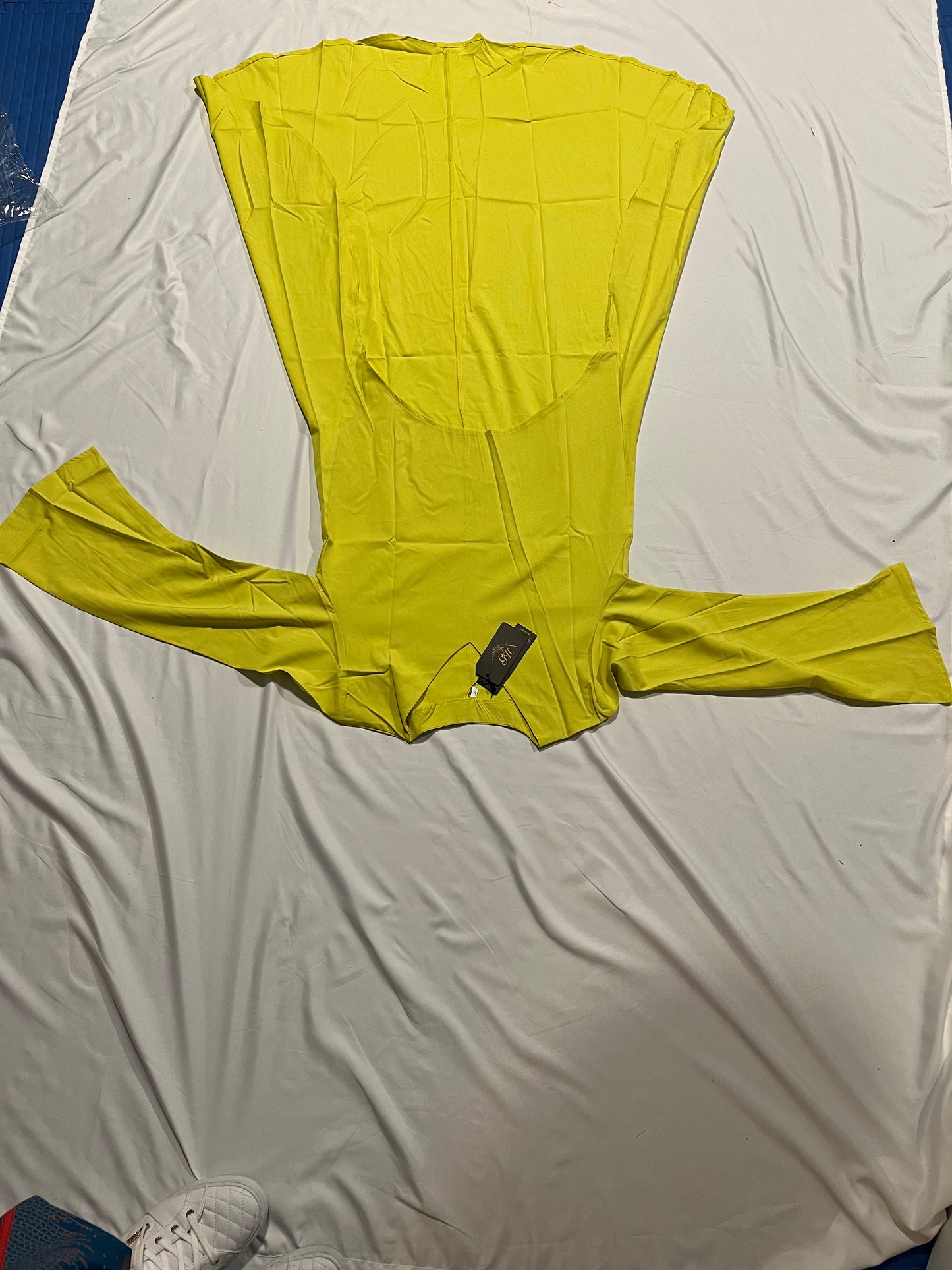 DRESS SHORT AT THE FRONT AND LONG ON THE BACK LONG SLEEVES. V-NECK /LIGHT