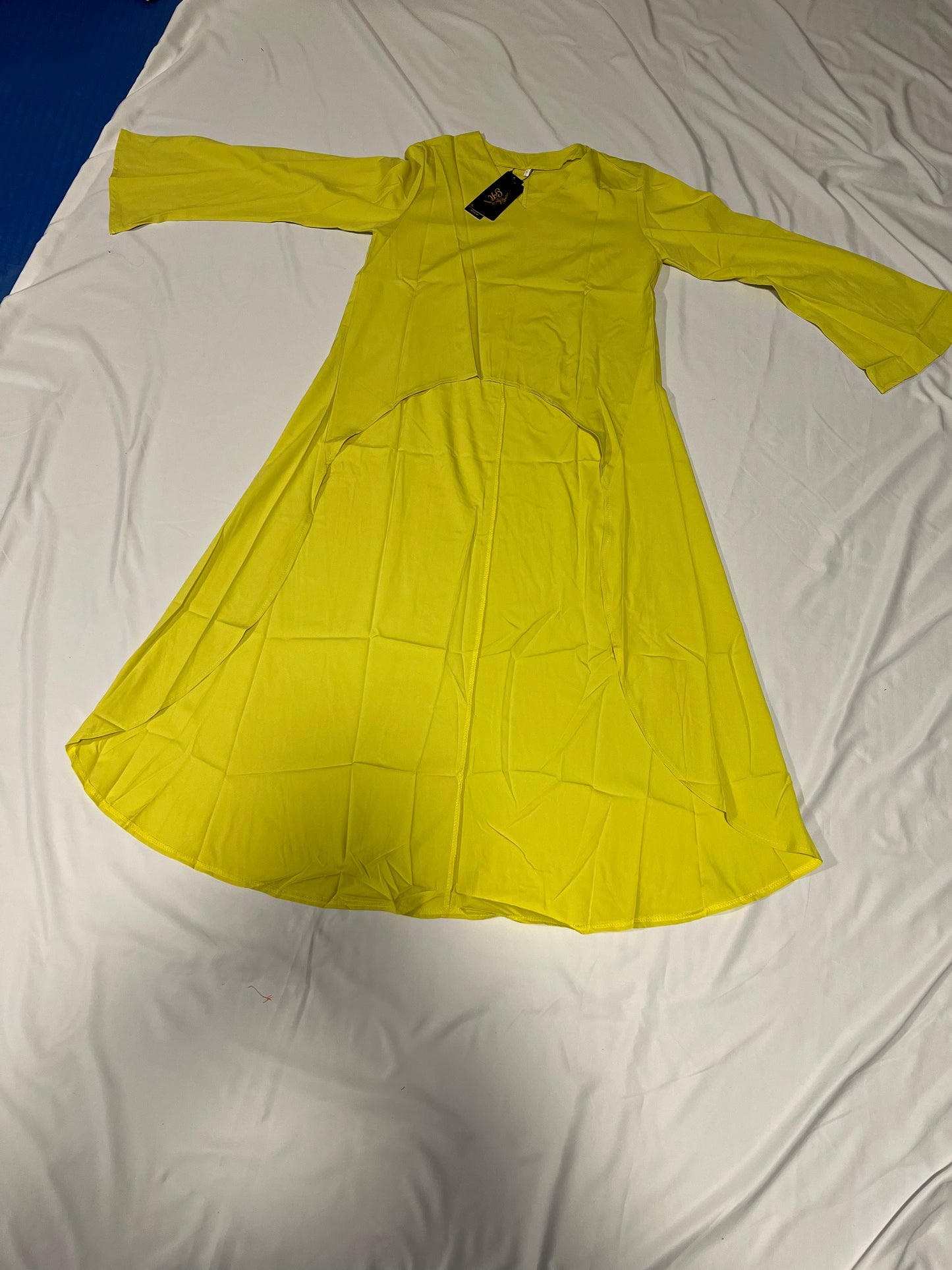 DRESS SHORT AT THE FRONT AND LONG ON THE BACK LONG SLEEVES. V-NECK /LIGHT