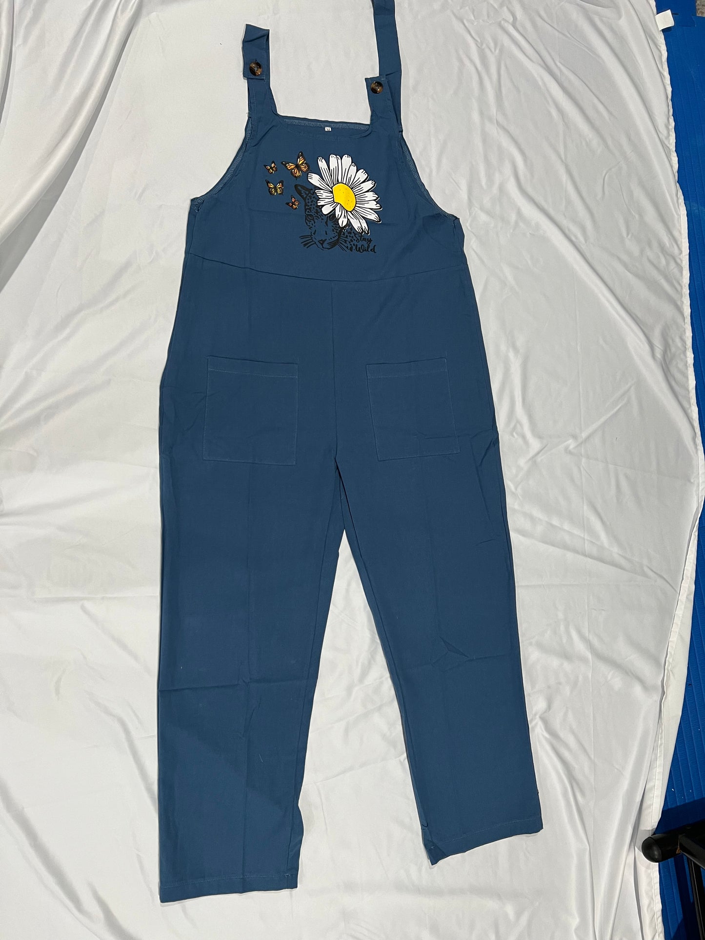 LONG OVERALL WITH POCKETS ON THE FRONT. SPOTTED JUNGLE CAT WITH DAISY FLOWER AND ELEGANT LEAPARD BUTTERFLIES.SPRING SUMMER, AND ALL OCCASIONS WEAR LONG OVERALLS WITH FRONT POCKETS, FRONT TOP IS A BEAUTUFUL LEAPARD THEME