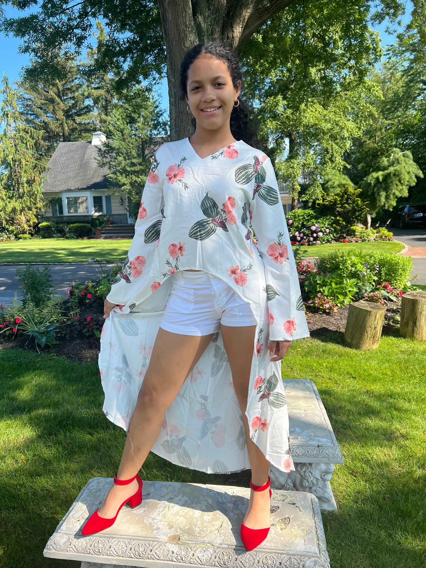 DRESS SHORT AT THE FRONT AND LONG ON THE BACK LONG SLEEVES. V-NECK /LIGHT