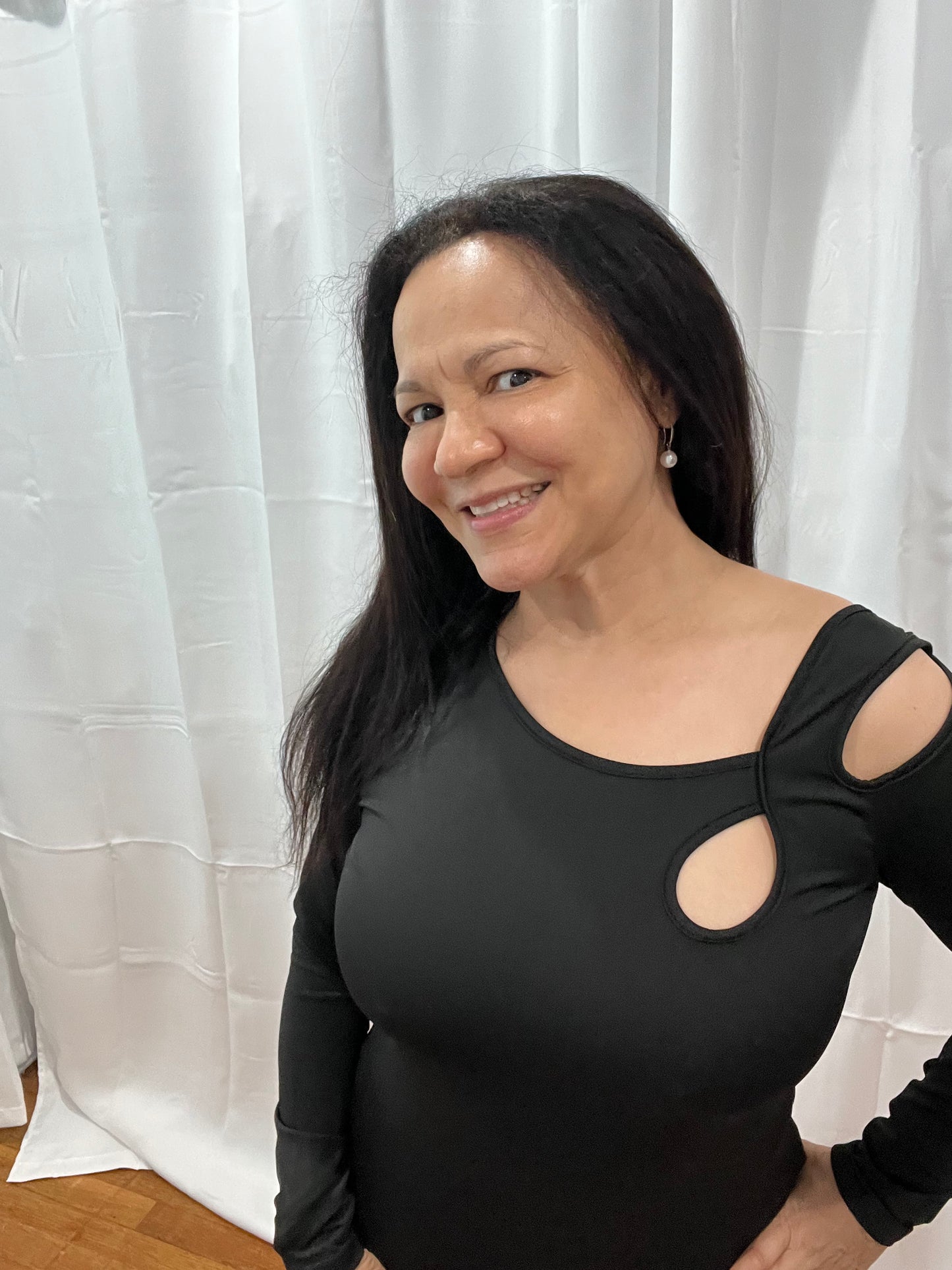 WOMEN TOP PULLOVERS WITH A BEAUTIFUL OPEN SHOULDER DESIGNED JUST FOR YOU! LONG SLEEVE WOMEN ! MUST HAS THIS SOPHISTICATED BLAUSE IN YOUR COLLECTION.