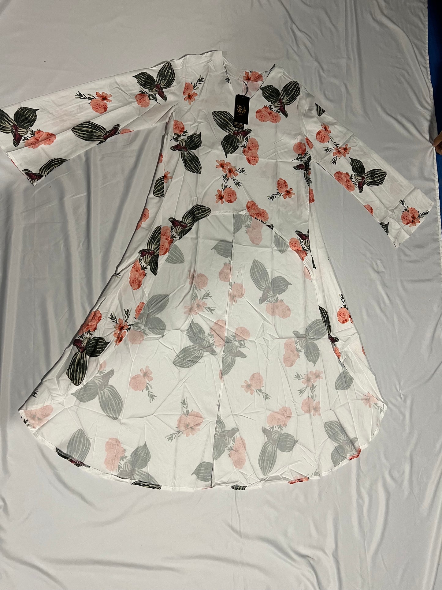 DRESS SHORT AT THE FRONT AND LONG ON THE BACK LONG SLEEVES. V-NECK /LIGHT