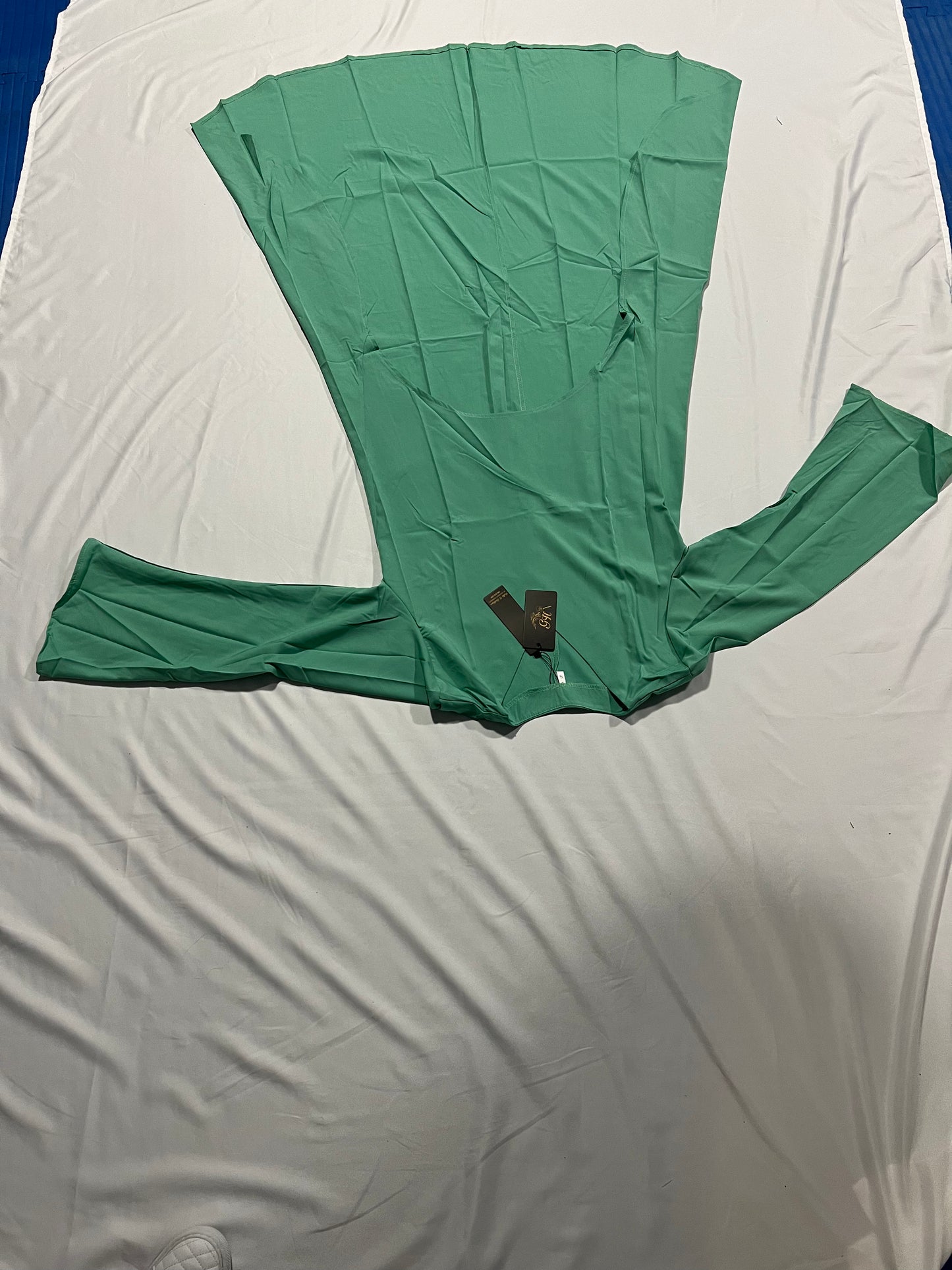 DRESS SHORT AT THE FRONT AND LONG ON THE BACK LONG SLEEVES. V-NECK /LIGHT