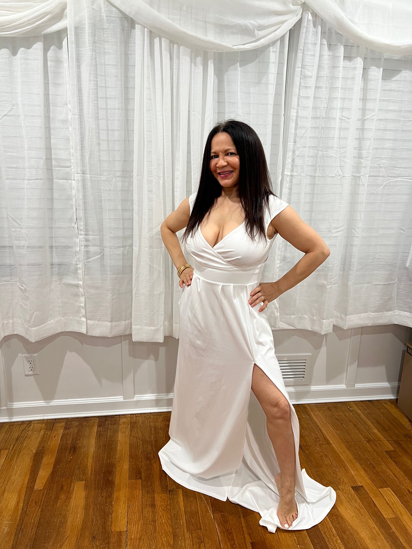 DRESS WHITE AND ELEGANT LONG DRESS, NON-SLEEVE  SOPHISTICATE LOOK FOR ANY OCCATION INCLUDING GETTING MERRIED. ITS A LOOK THAT ANY WOMAN DREAMS ABOUT IT.