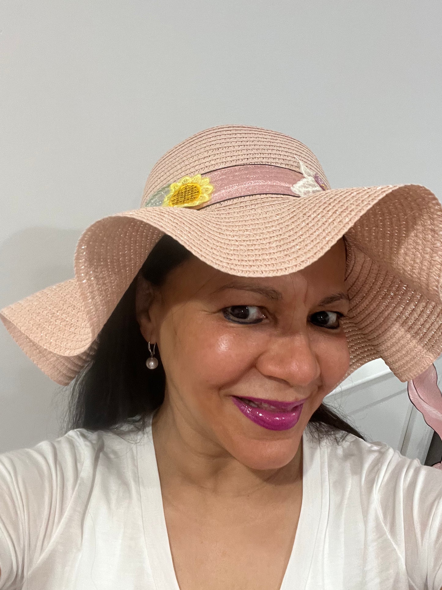 WOMEN SUMMER VACATIONS, FANCY HATS DIFFERENT COLORS AND VARIATIONS