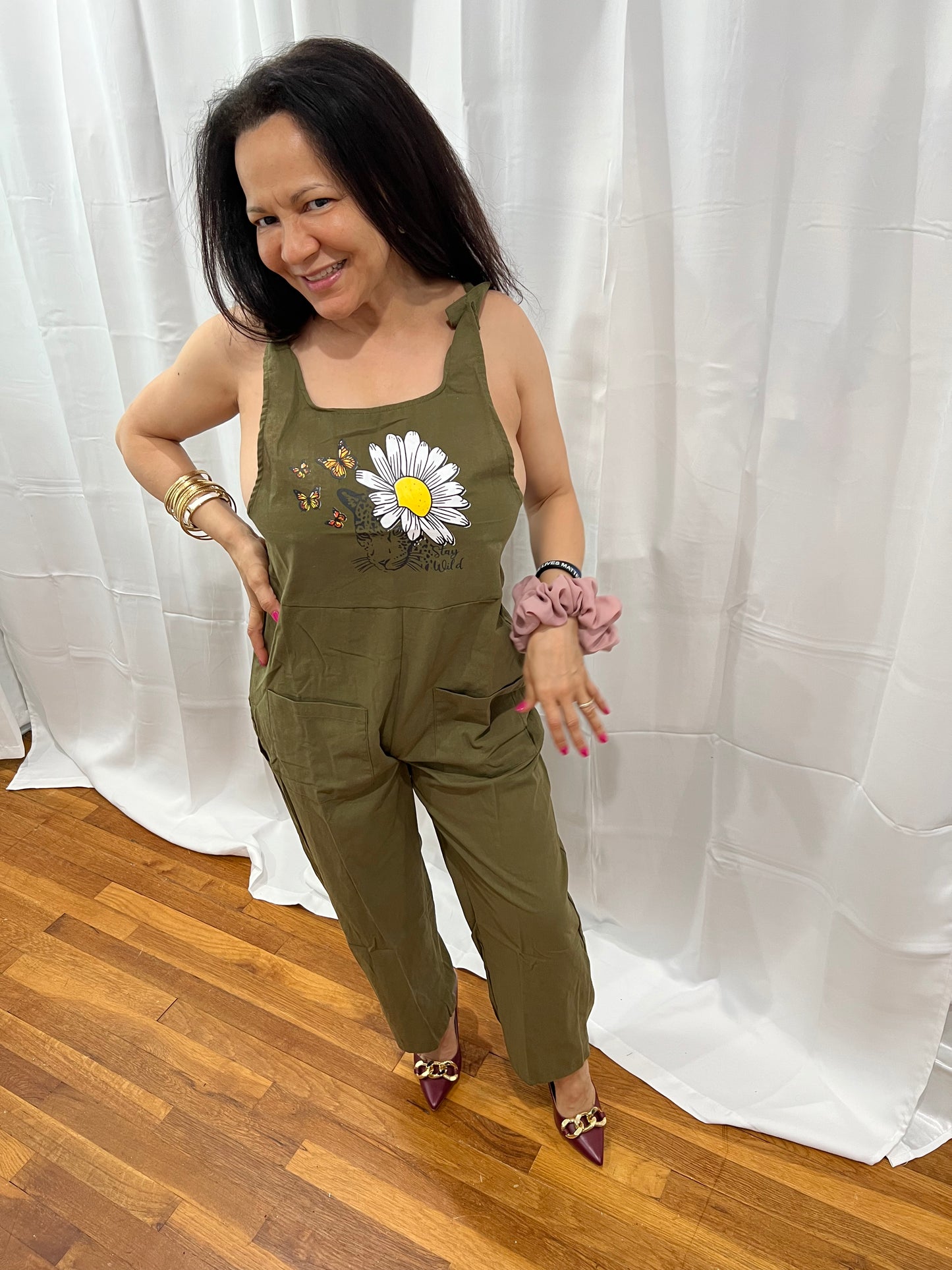 LONG OVERALL WITH POCKETS ON THE FRONT. SPOTTED JUNGLE CAT WITH DAISY FLOWER AND ELEGANT LEAPARD BUTTERFLIES.SPRING SUMMER, AND ALL OCCASIONS WEAR LONG OVERALLS WITH FRONT POCKETS, FRONT TOP IS A BEAUTUFUL LEAPARD THEME