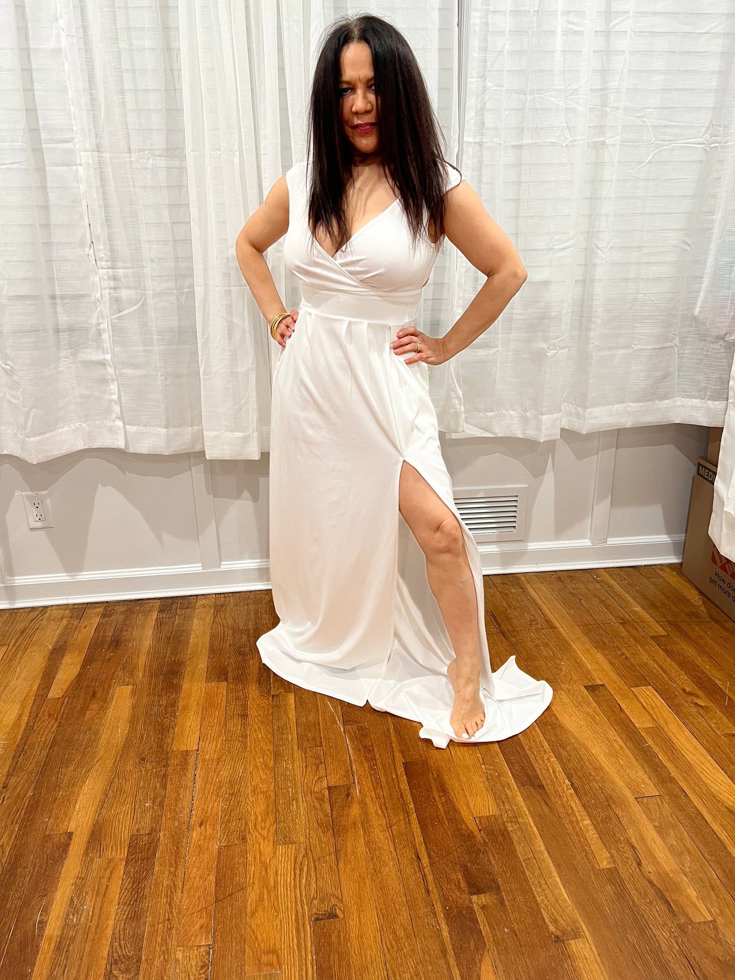 DRESS WHITE AND ELEGANT LONG DRESS, NON-SLEEVE  SOPHISTICATE LOOK FOR ANY OCCATION INCLUDING GETTING MERRIED. ITS A LOOK THAT ANY WOMAN DREAMS ABOUT IT.