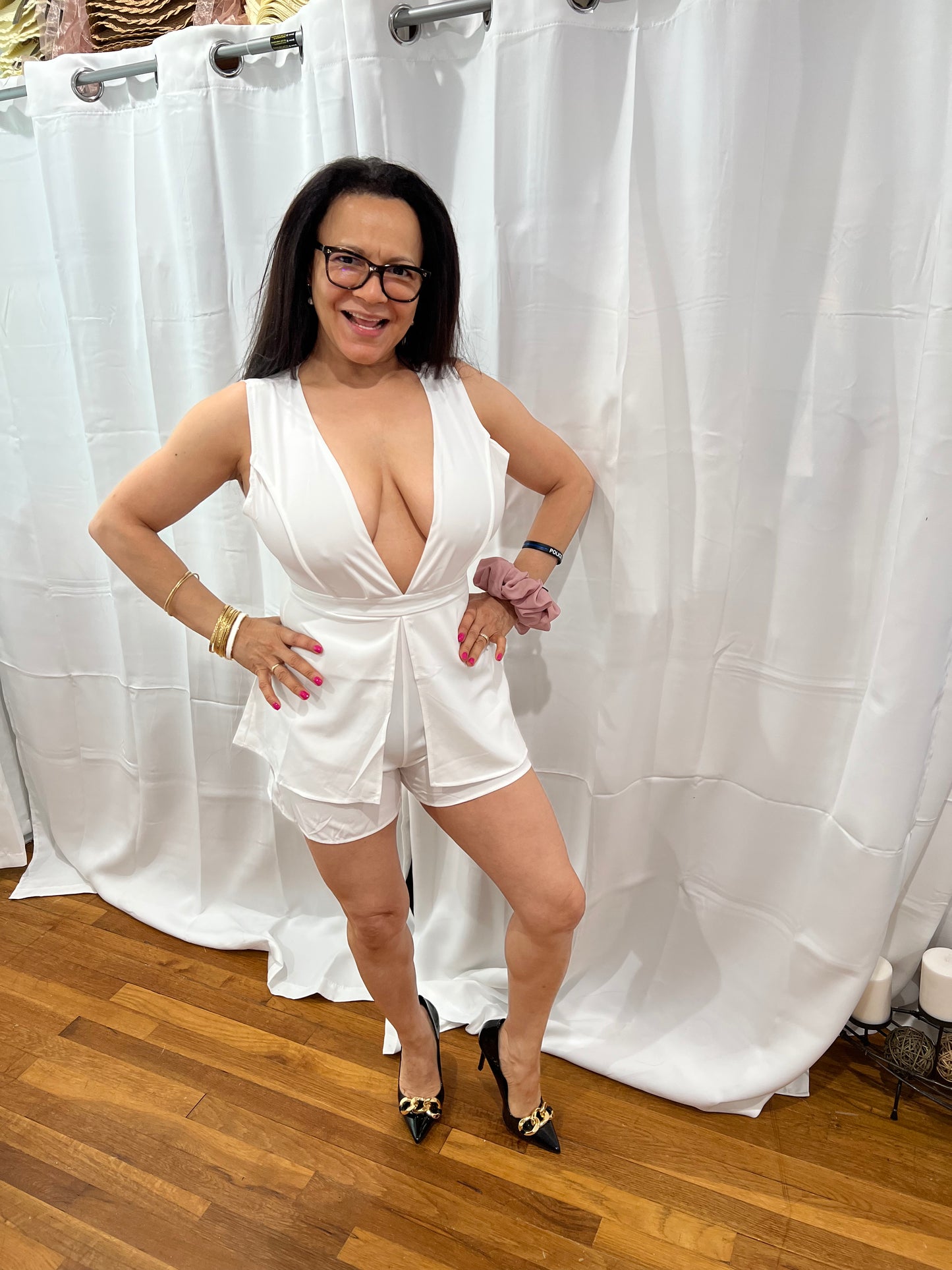 PLAYSUIT SHORT SIMPLE, CASUAL, ELEGANT, V-NECK BACKLESS SLEEVELESS PLAYSUIT WITHOUT BELT. THIS PLAYSUIT IS A MUST HAVE IN YOUR COLLECTIONS, LIGHT, ELEGANT, SOPHISTICATED, TRAVEL A MUST. FIND YOUR LOOK!