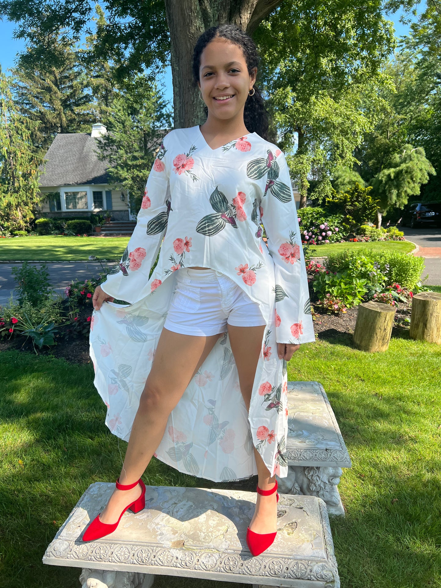 DRESS SHORT AT THE FRONT AND LONG ON THE BACK LONG SLEEVES. V-NECK /LIGHT