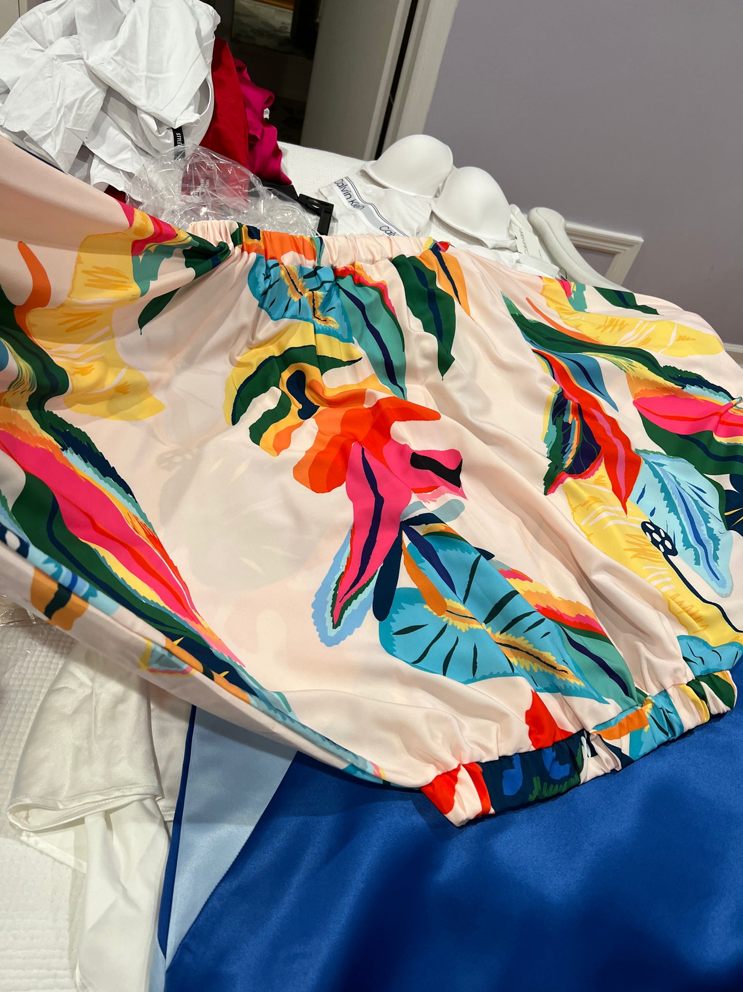 WOMEN SUMMER VACATIONS, FANCY HATS DIFFERENT COLORS AND VARIATIONS