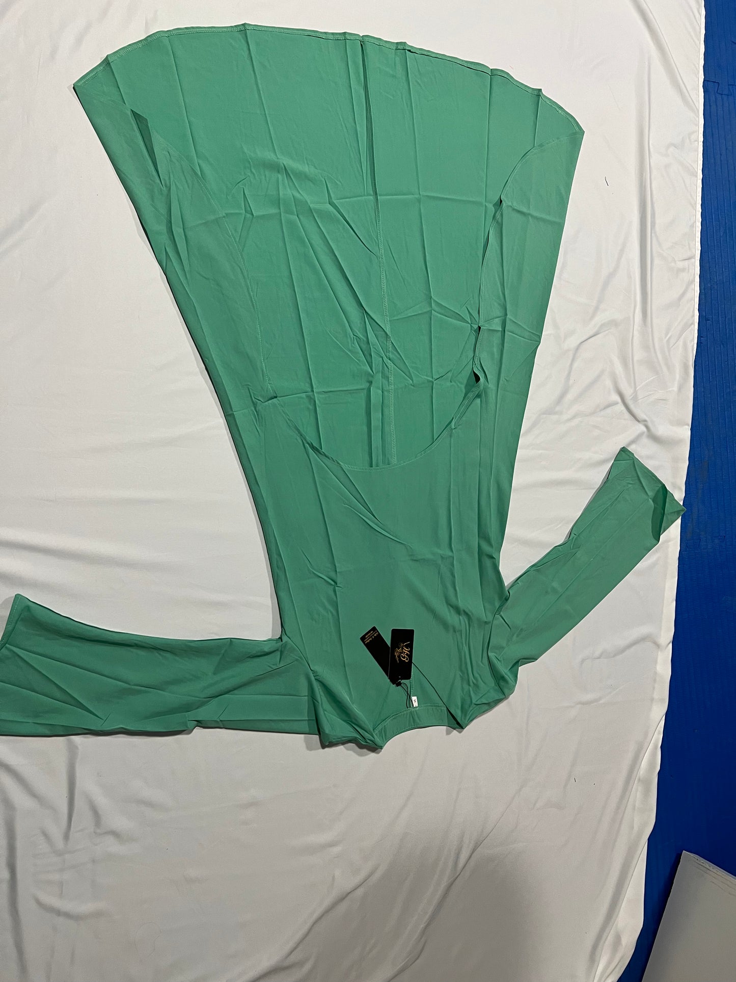 DRESS SHORT AT THE FRONT AND LONG ON THE BACK LONG SLEEVES. V-NECK /LIGHT