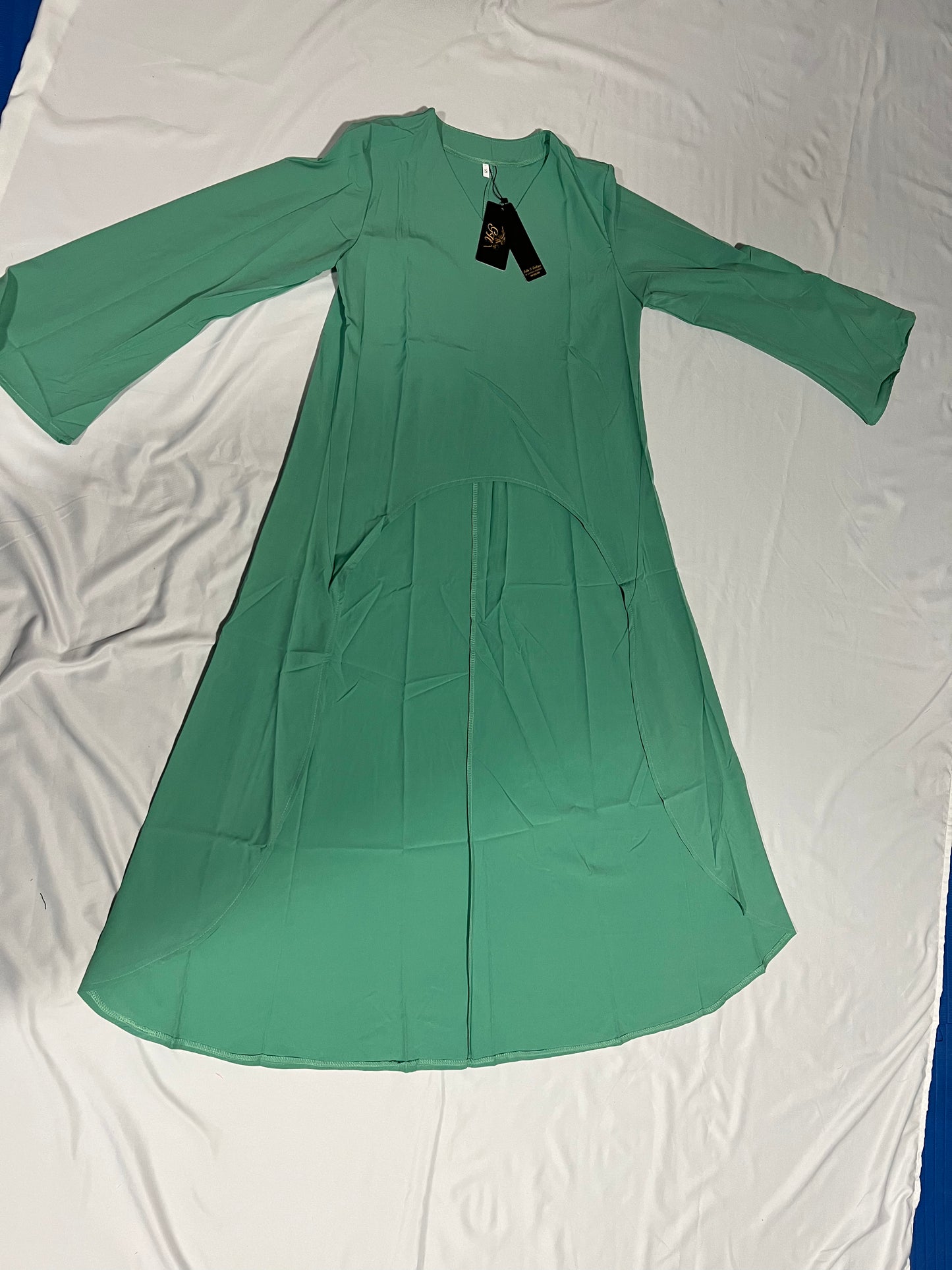 DRESS SHORT AT THE FRONT AND LONG ON THE BACK LONG SLEEVES. V-NECK /LIGHT