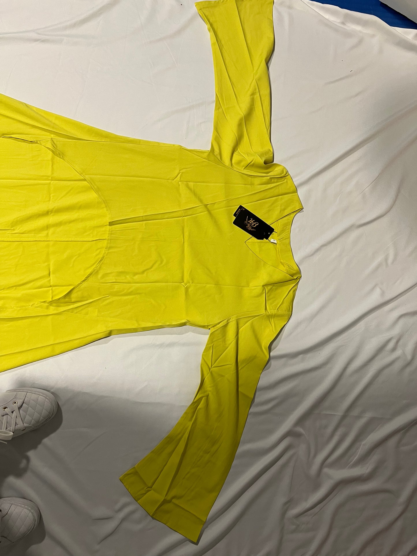 DRESS SHORT AT THE FRONT AND LONG ON THE BACK LONG SLEEVES. V-NECK /LIGHT