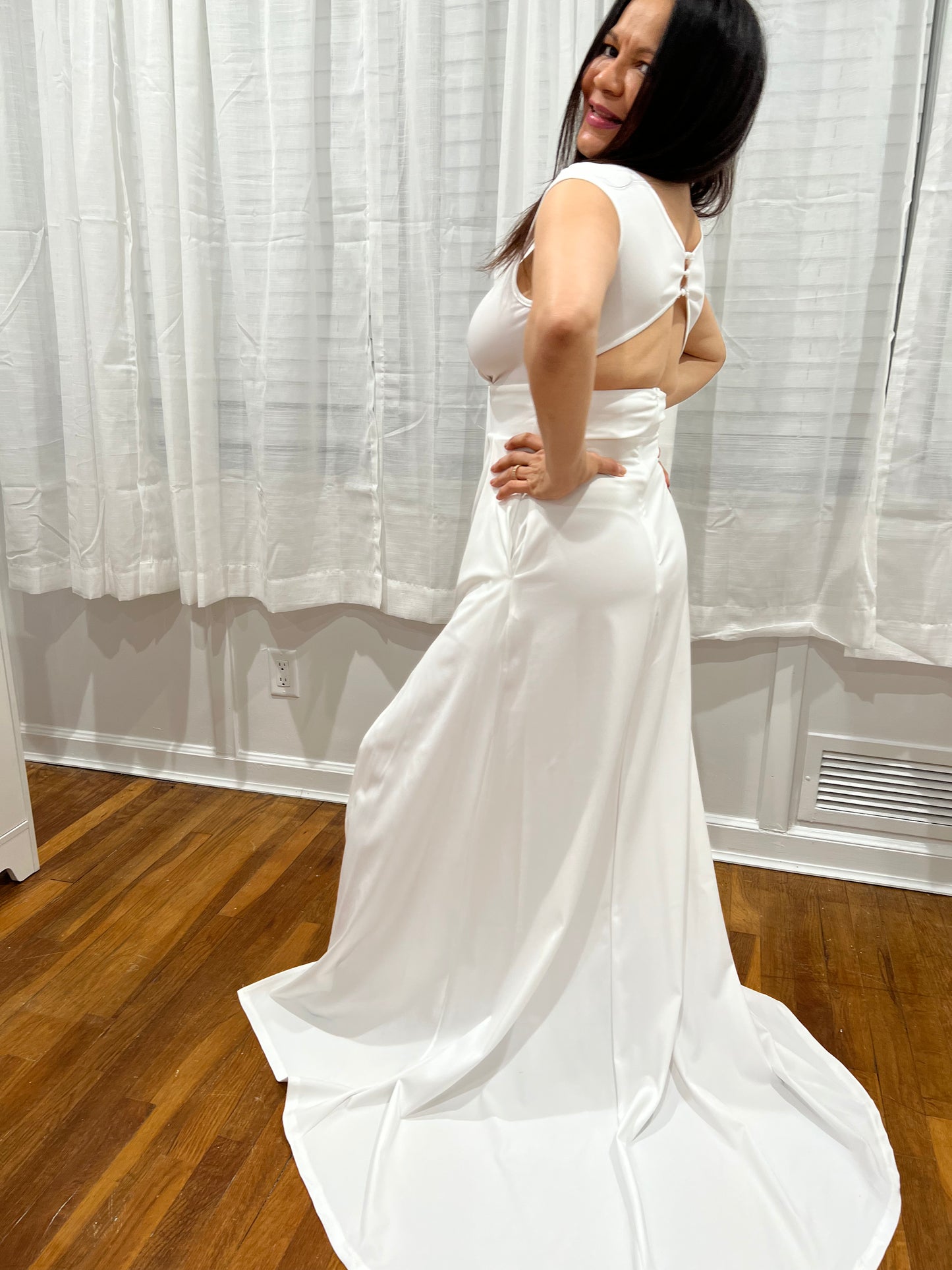 DRESS WHITE AND ELEGANT LONG DRESS, NON-SLEEVE  SOPHISTICATE LOOK FOR ANY OCCATION INCLUDING GETTING MERRIED. ITS A LOOK THAT ANY WOMAN DREAMS ABOUT IT.