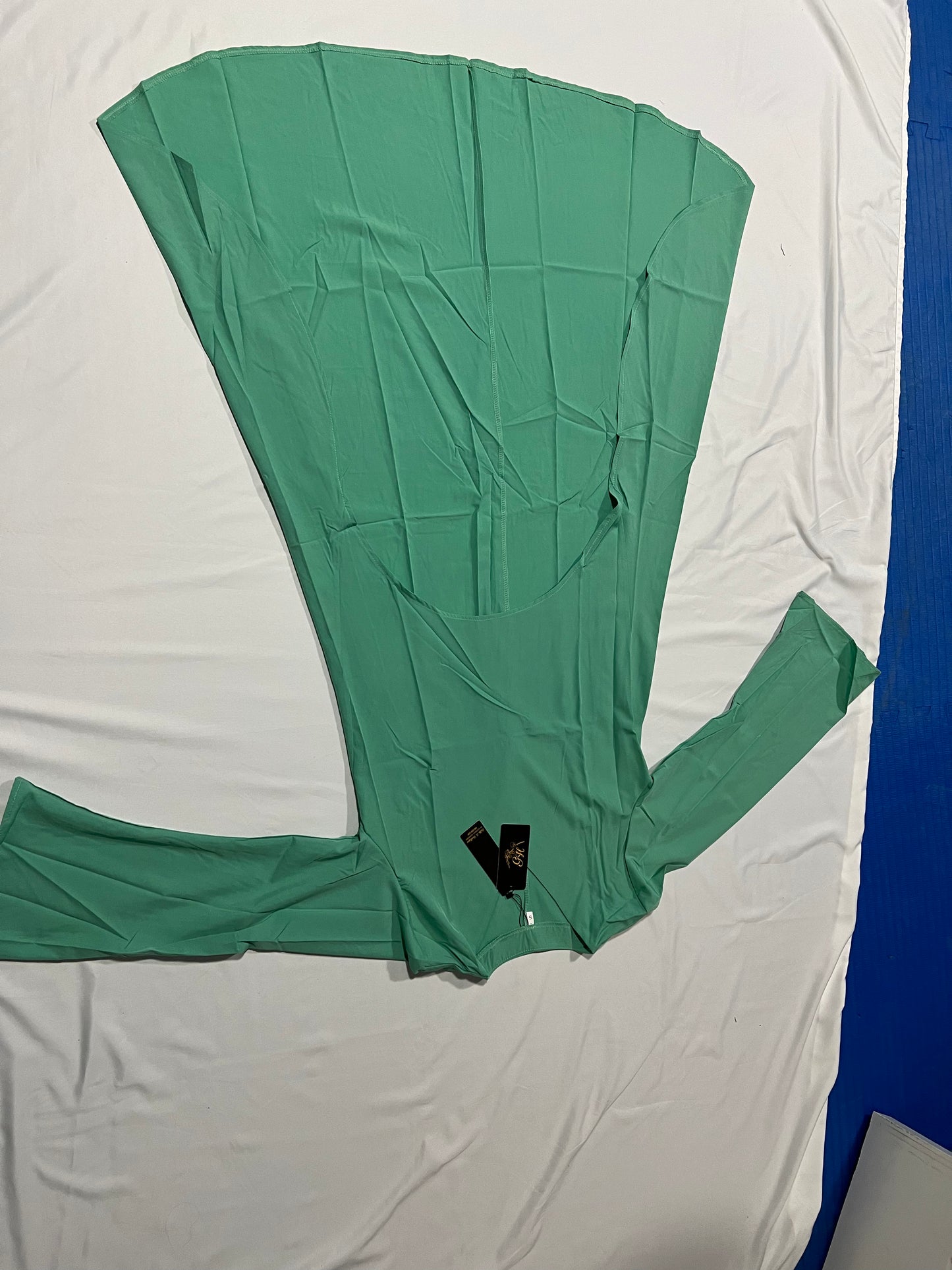 DRESS SHORT AT THE FRONT AND LONG ON THE BACK LONG SLEEVES. V-NECK /LIGHT