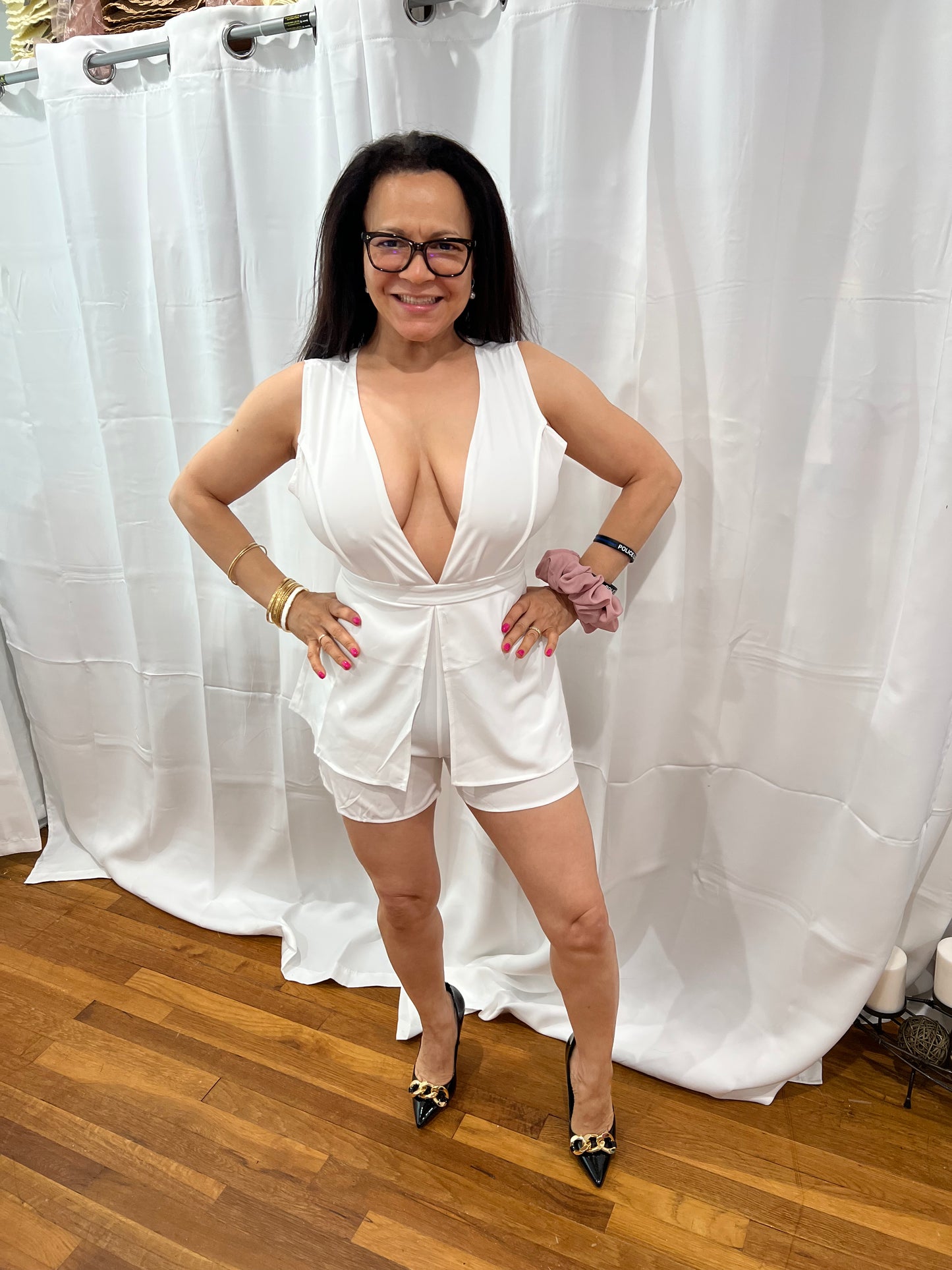 PLAYSUIT SHORT SIMPLE, CASUAL, ELEGANT, V-NECK BACKLESS SLEEVELESS PLAYSUIT WITHOUT BELT. THIS PLAYSUIT IS A MUST HAVE IN YOUR COLLECTIONS, LIGHT, ELEGANT, SOPHISTICATED, TRAVEL A MUST. FIND YOUR LOOK!