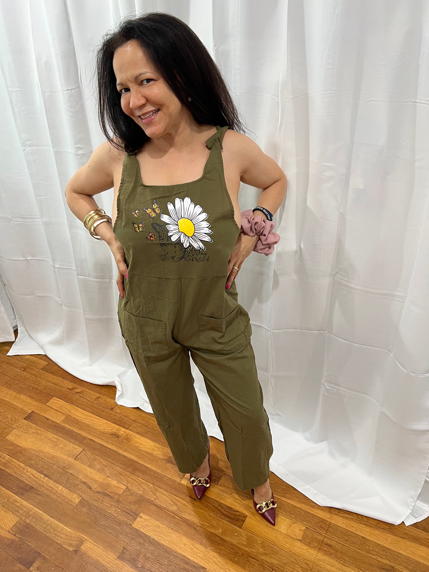 LONG OVERALL WITH POCKETS ON THE FRONT. SPOTTED JUNGLE CAT WITH DAISY FLOWER AND ELEGANT LEAPARD BUTTERFLIES.SPRING SUMMER, AND ALL OCCASIONS WEAR LONG OVERALLS WITH FRONT POCKETS, FRONT TOP IS A BEAUTUFUL LEAPARD THEME