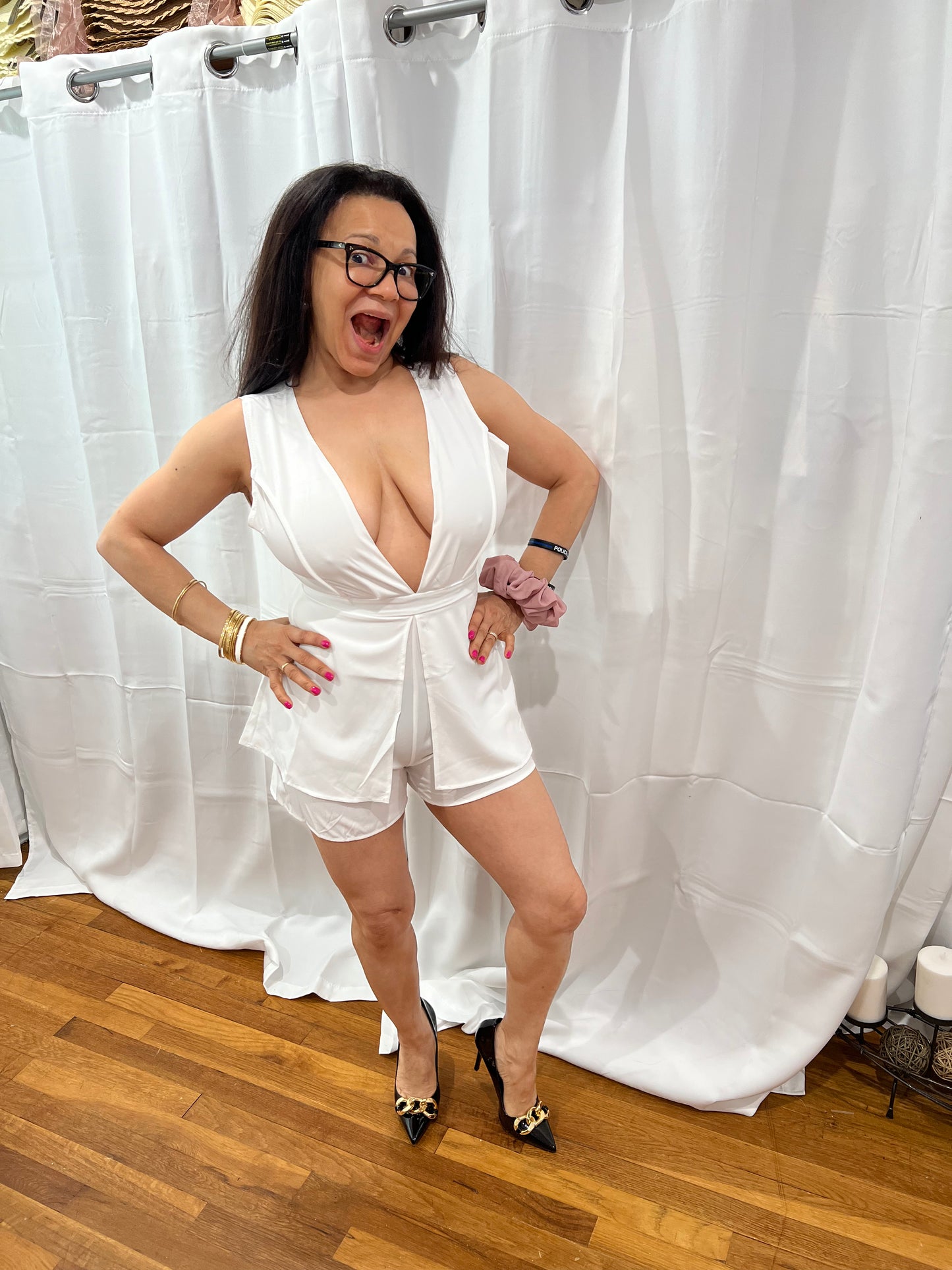 PLAYSUIT SHORT SIMPLE, CASUAL, ELEGANT, V-NECK BACKLESS SLEEVELESS PLAYSUIT WITHOUT BELT. THIS PLAYSUIT IS A MUST HAVE IN YOUR COLLECTIONS, LIGHT, ELEGANT, SOPHISTICATED, TRAVEL A MUST. FIND YOUR LOOK!