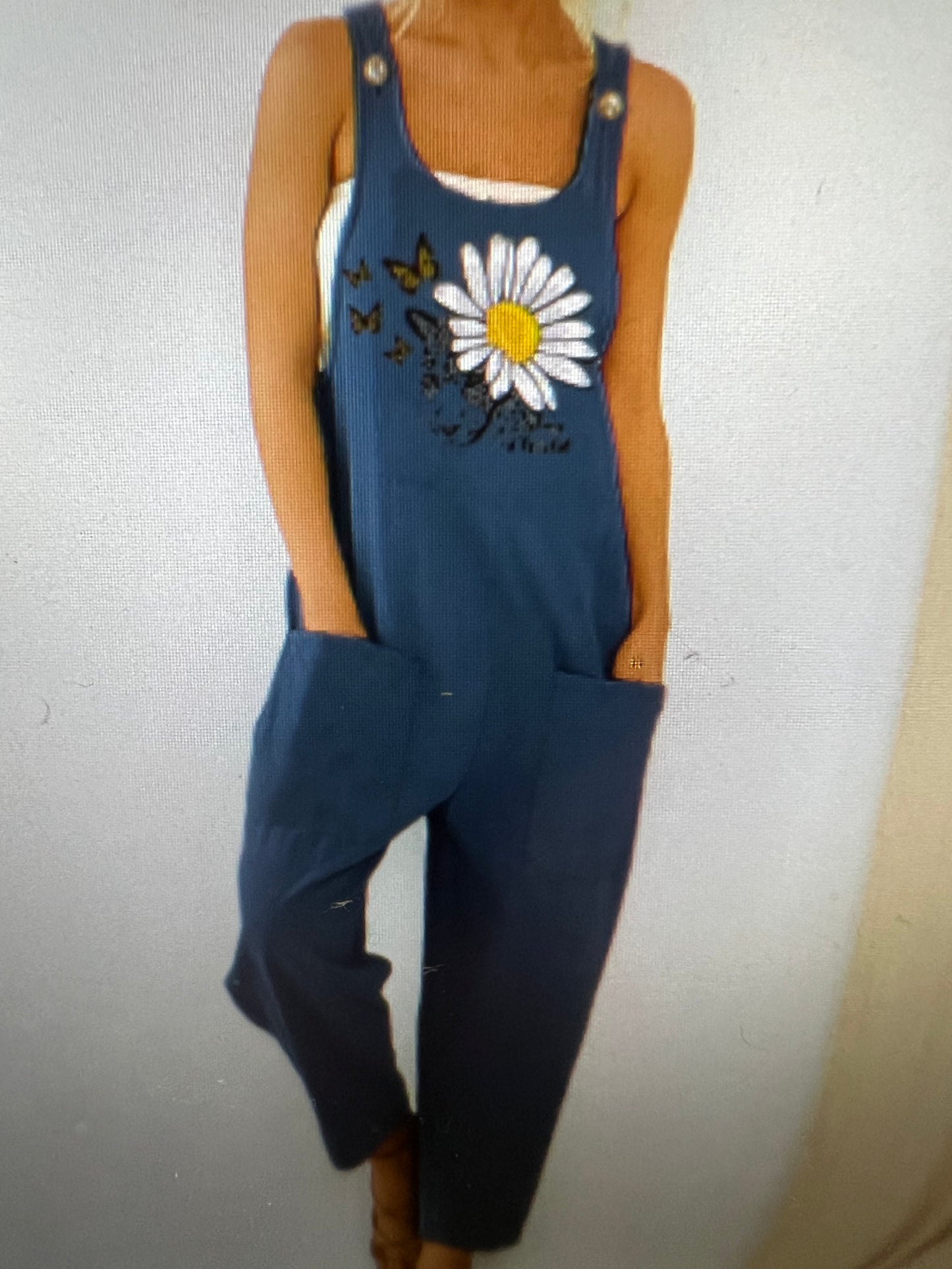 LONG OVERALL WITH POCKETS ON THE FRONT. SPOTTED JUNGLE CAT WITH DAISY FLOWER AND ELEGANT LEAPARD BUTTERFLIES.SPRING SUMMER, AND ALL OCCASIONS WEAR LONG OVERALLS WITH FRONT POCKETS, FRONT TOP IS A BEAUTUFUL LEAPARD THEME
