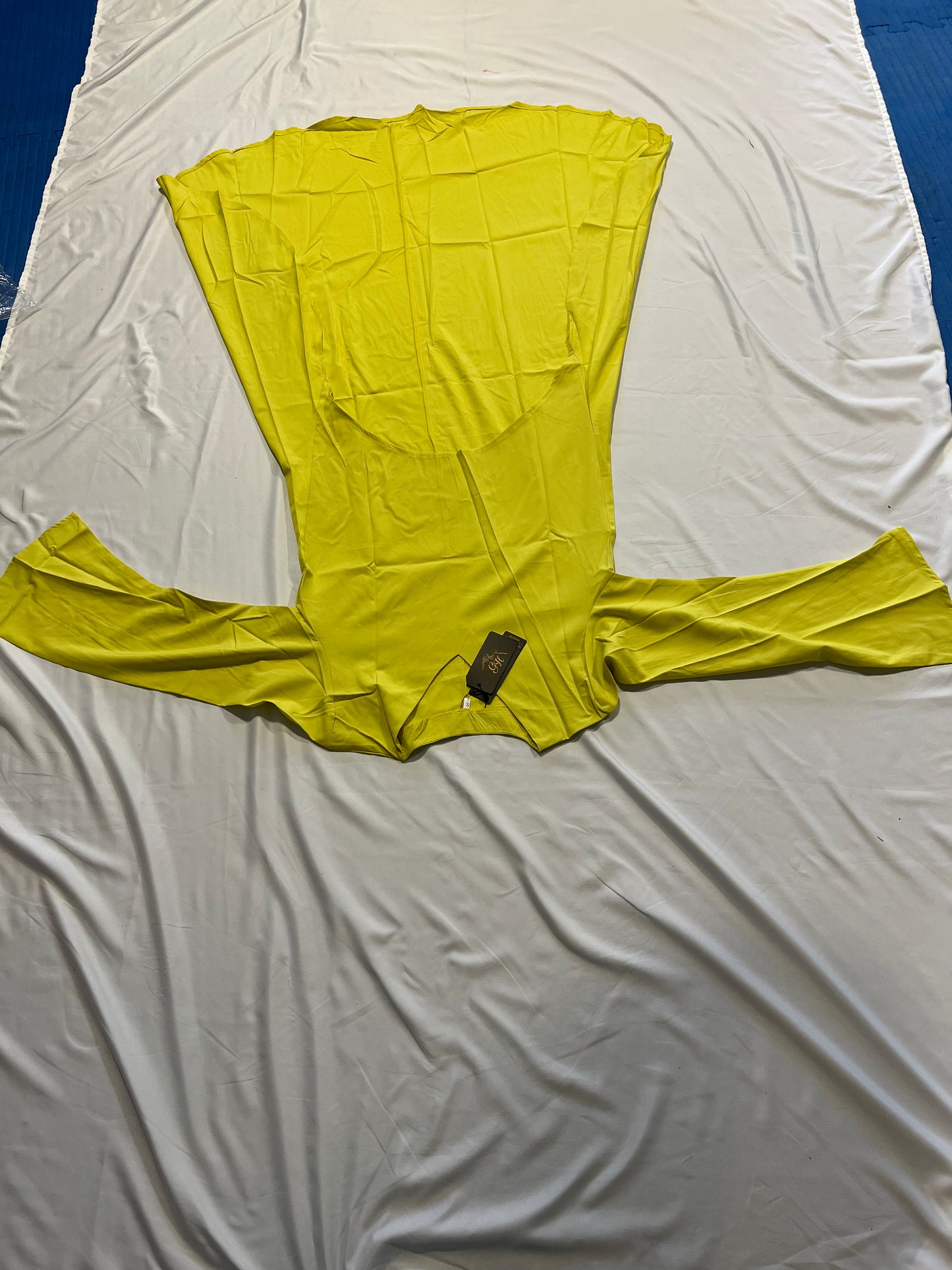 DRESS SHORT AT THE FRONT AND LONG ON THE BACK LONG SLEEVES. V-NECK /LIGHT