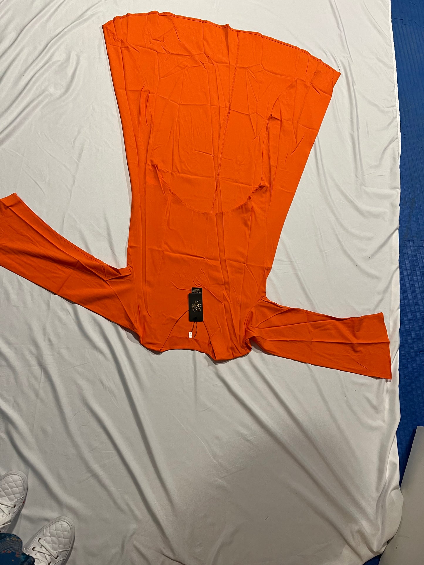 DRESS SHORT AT THE FRONT AND LONG ON THE BACK LONG SLEEVES. V-NECK /LIGHT