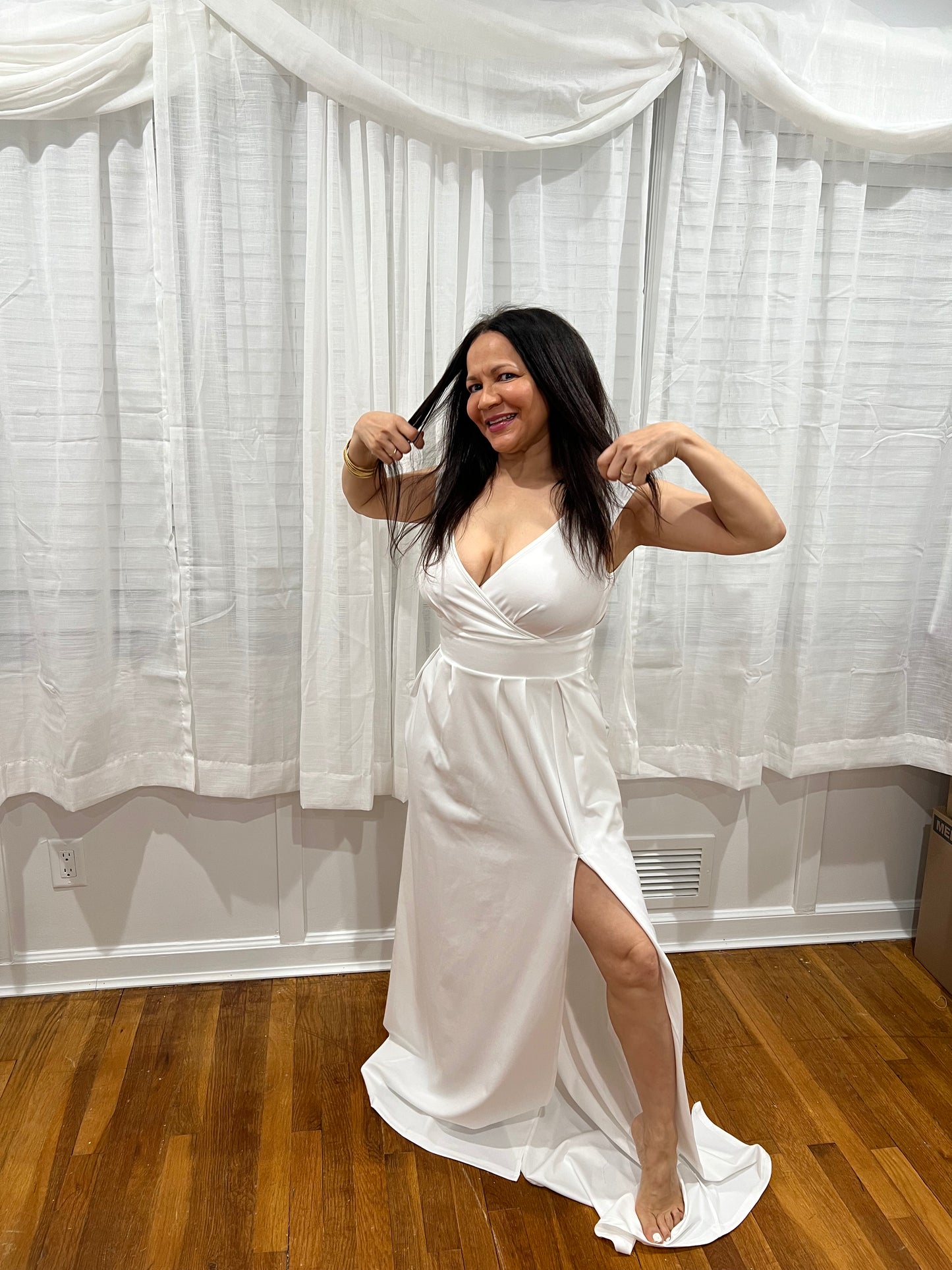 DRESS WHITE AND ELEGANT LONG DRESS, NON-SLEEVE  SOPHISTICATE LOOK FOR ANY OCCATION INCLUDING GETTING MERRIED. ITS A LOOK THAT ANY WOMAN DREAMS ABOUT IT.