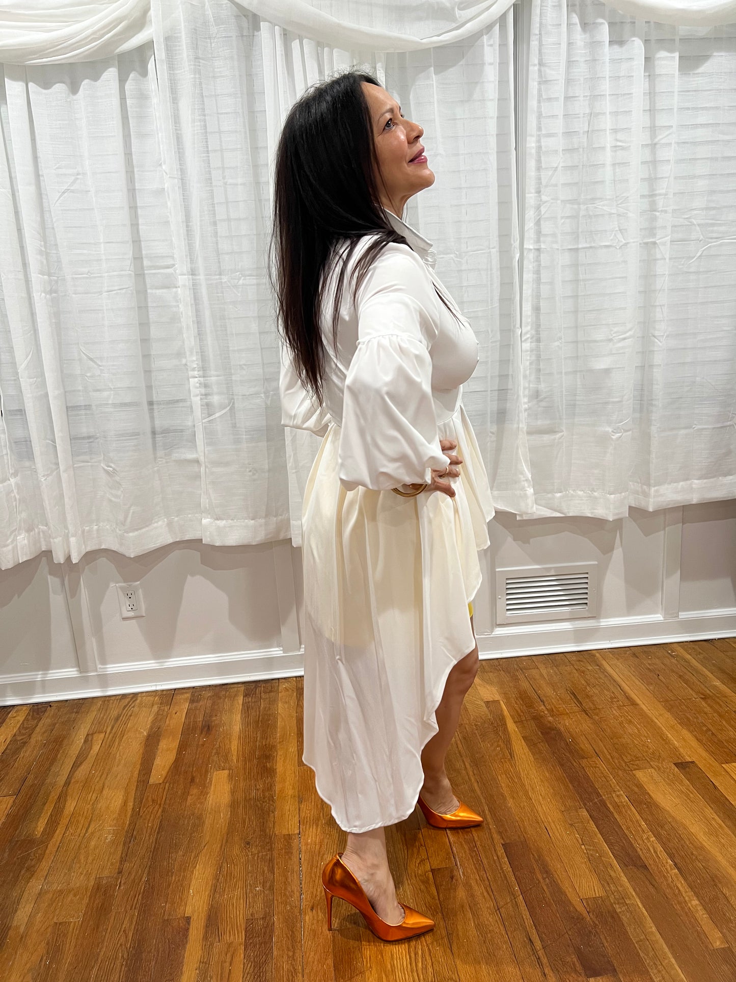 SHIRT WHITE BOTTONS DON SHIRT LONG ON THE BACK AND SHORT ON THE FRONT. LONG SLEEVE AN AMAZING LOOK, FOR ANY OCCOSION, ALL YEAR AROUND, GREAT FOR TRAVELING AS WELL.