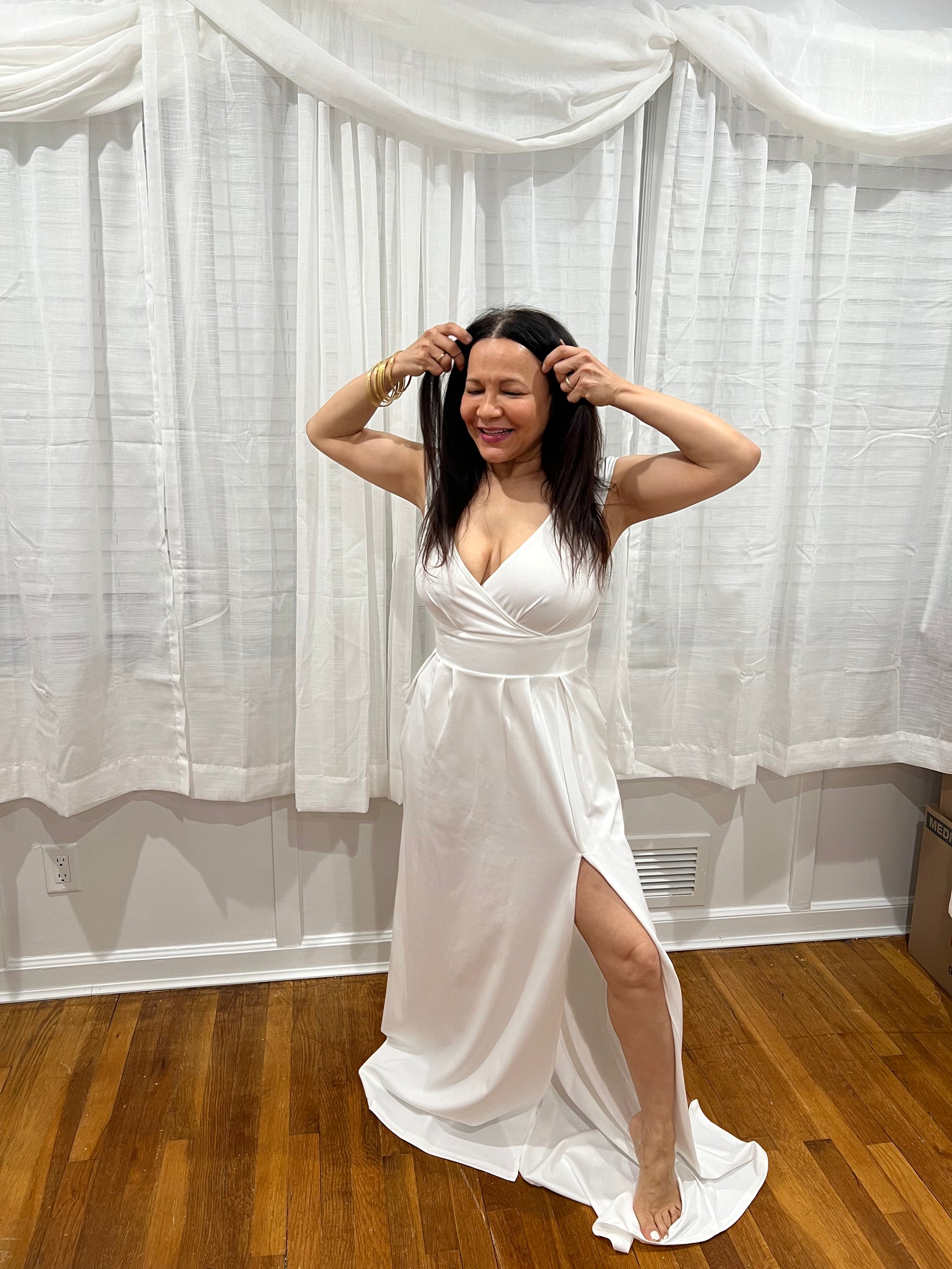 DRESS WHITE AND ELEGANT LONG DRESS, NON-SLEEVE  SOPHISTICATE LOOK FOR ANY OCCATION INCLUDING GETTING MERRIED. ITS A LOOK THAT ANY WOMAN DREAMS ABOUT IT.