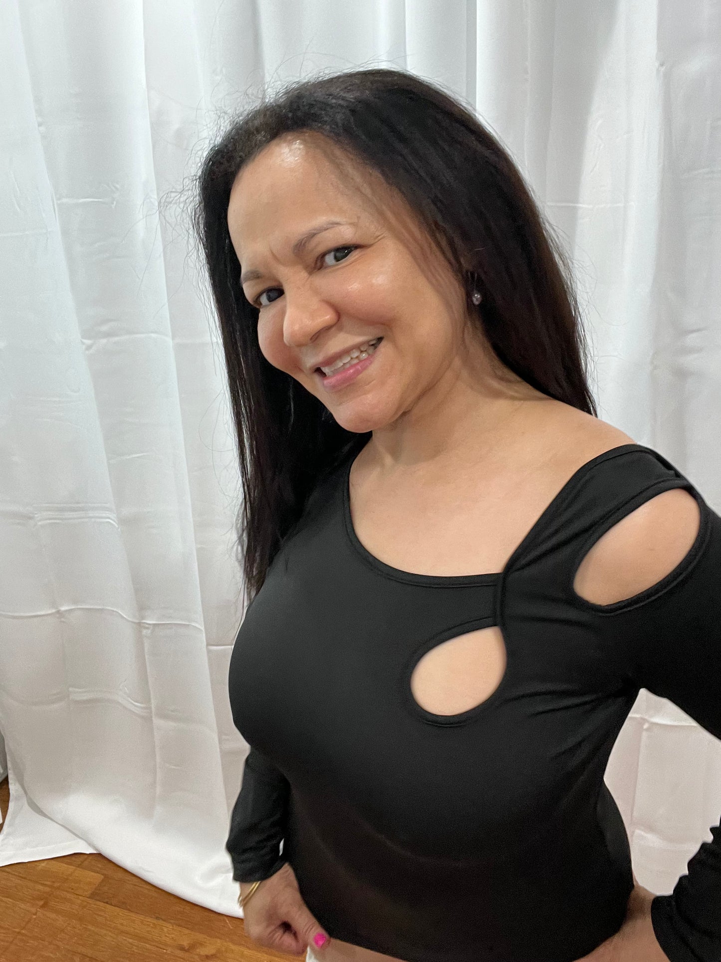 WOMEN TOP PULLOVERS WITH A BEAUTIFUL OPEN SHOULDER DESIGNED JUST FOR YOU! LONG SLEEVE WOMEN ! MUST HAS THIS SOPHISTICATED BLAUSE IN YOUR COLLECTION.