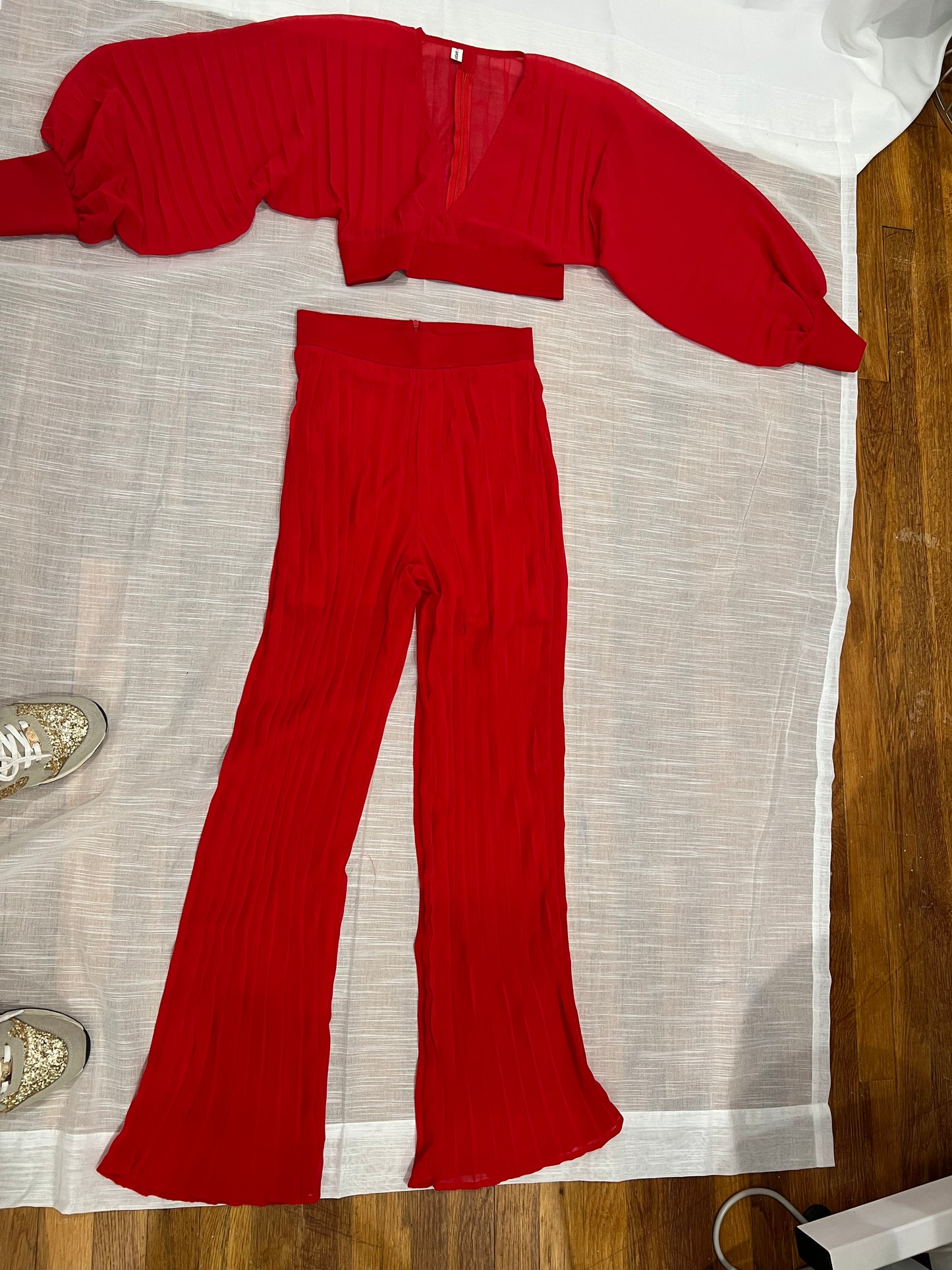 LONG PANTS SET TOP LONG SLEEVES BEAUTIFUL, LIGH, SOPHISTICATED, MODERN, HIGH WAISTED PANTS. WELL FIT.