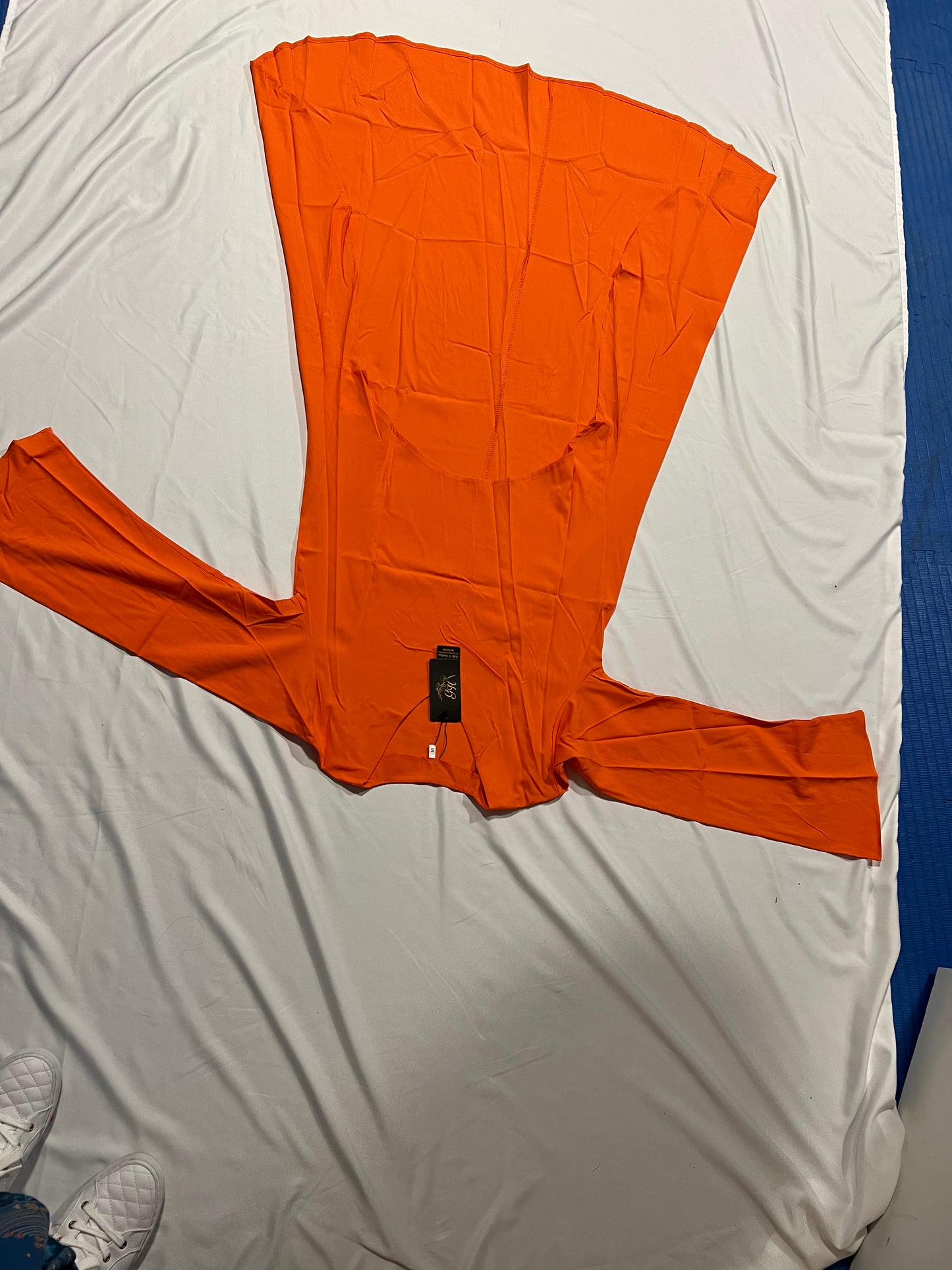 DRESS SHORT AT THE FRONT AND LONG ON THE BACK LONG SLEEVES. V-NECK /LIGHT