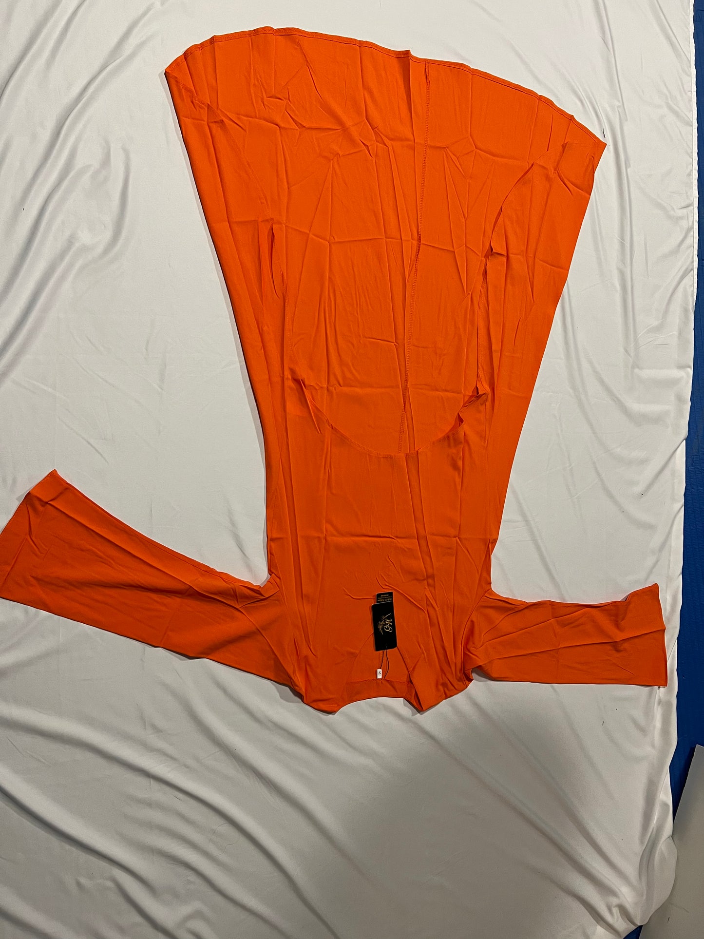 DRESS SHORT AT THE FRONT AND LONG ON THE BACK LONG SLEEVES. V-NECK /LIGHT