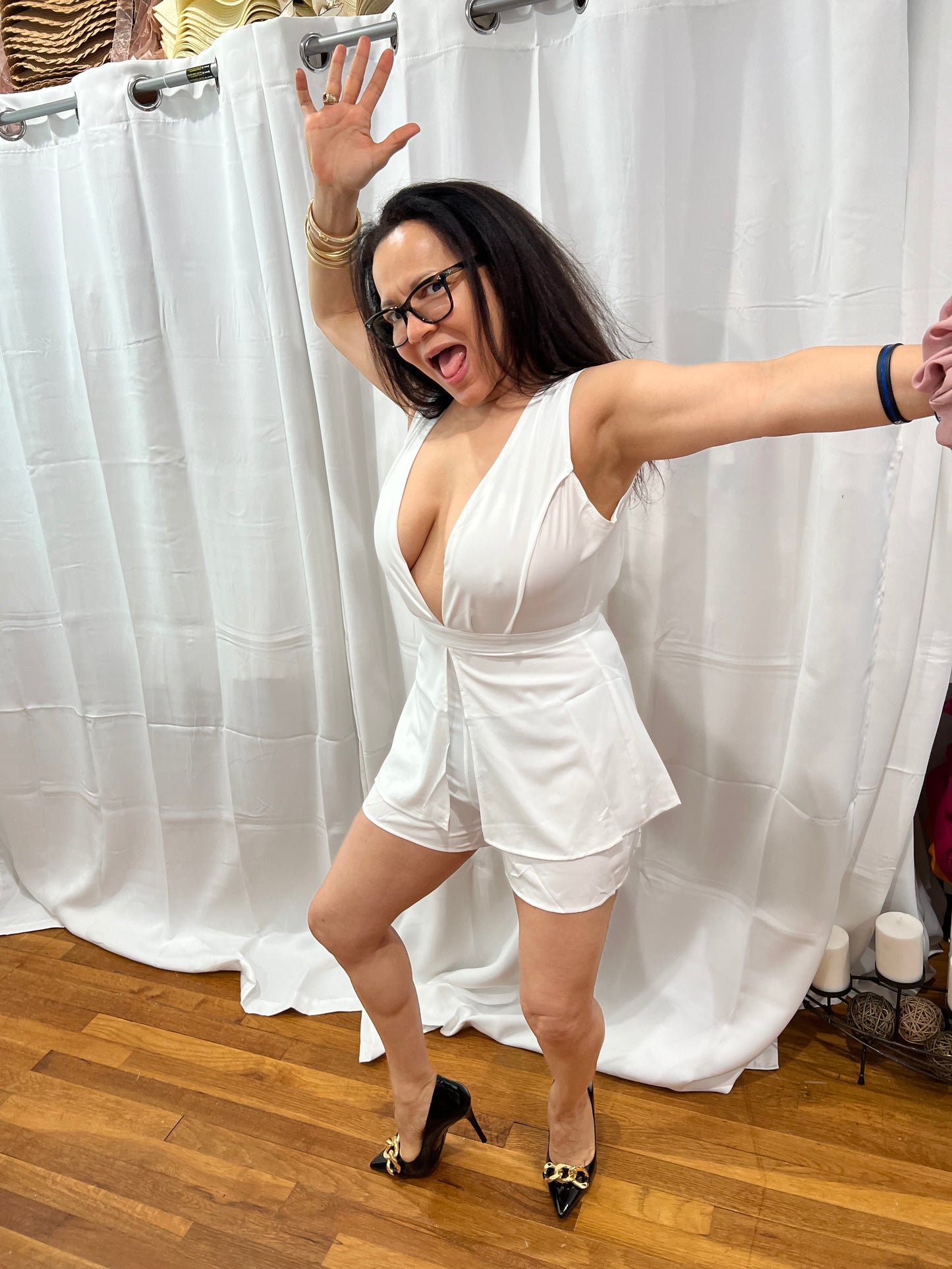 PLAYSUIT SHORT SIMPLE, CASUAL, ELEGANT, V-NECK BACKLESS SLEEVELESS PLAYSUIT WITHOUT BELT. THIS PLAYSUIT IS A MUST HAVE IN YOUR COLLECTIONS, LIGHT, ELEGANT, SOPHISTICATED, TRAVEL A MUST. FIND YOUR LOOK!