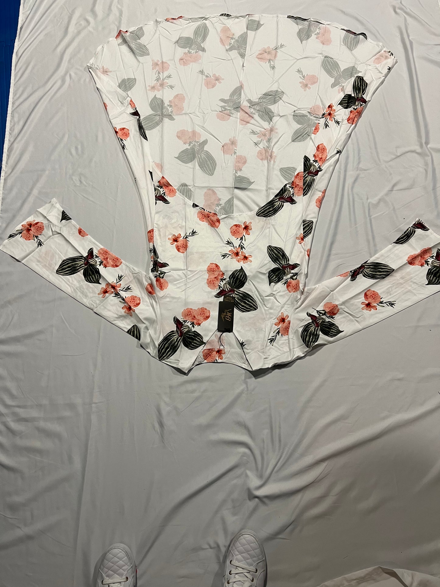 DRESS SHORT AT THE FRONT AND LONG ON THE BACK LONG SLEEVES. V-NECK /LIGHT