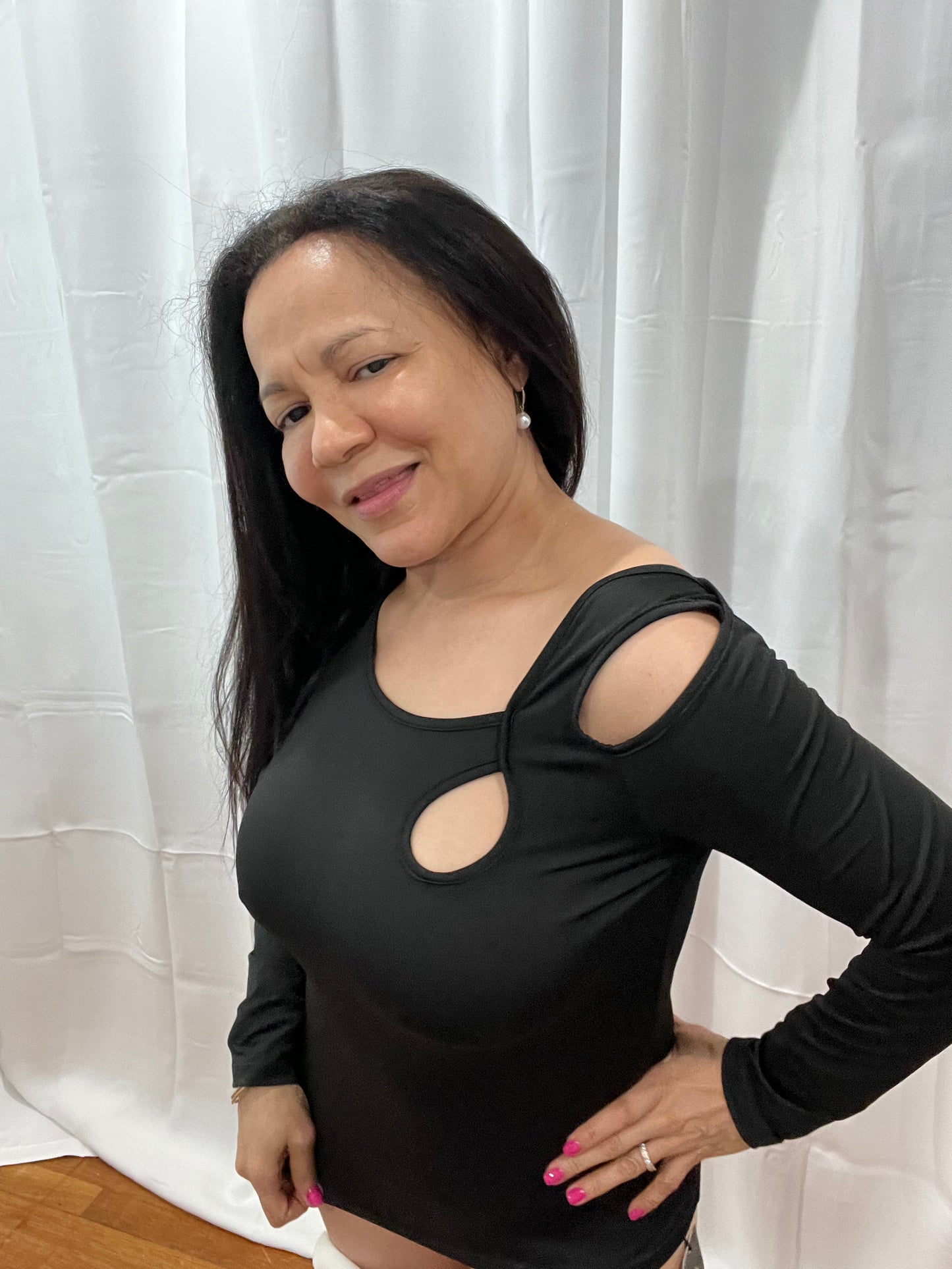 WOMEN TOP PULLOVERS WITH A BEAUTIFUL OPEN SHOULDER DESIGNED JUST FOR YOU! LONG SLEEVE WOMEN ! MUST HAS THIS SOPHISTICATED BLAUSE IN YOUR COLLECTION.