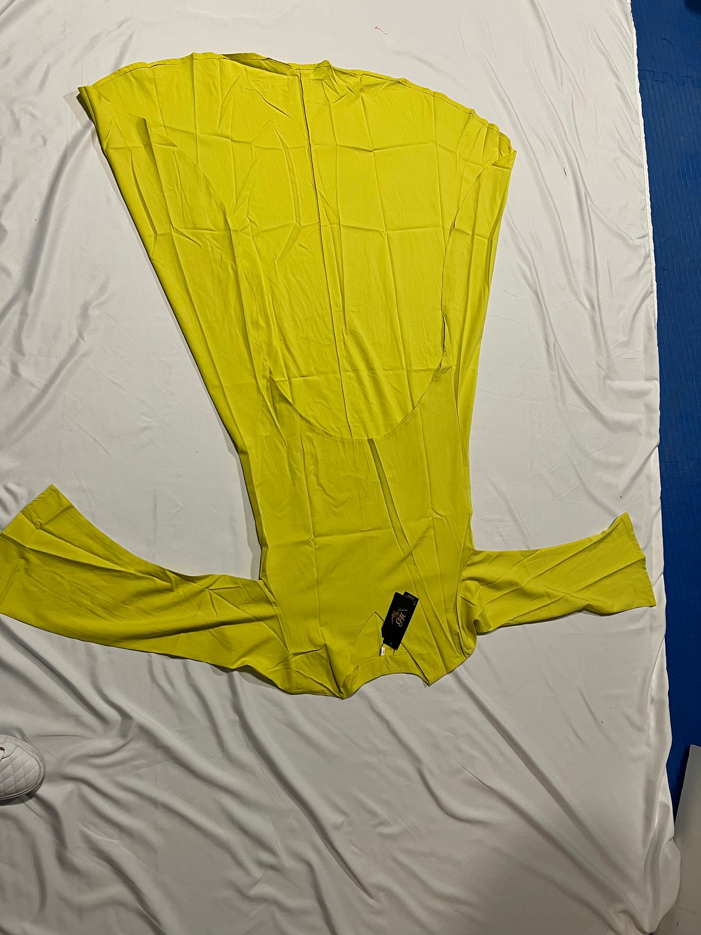 DRESS SHORT AT THE FRONT AND LONG ON THE BACK LONG SLEEVES. V-NECK /LIGHT