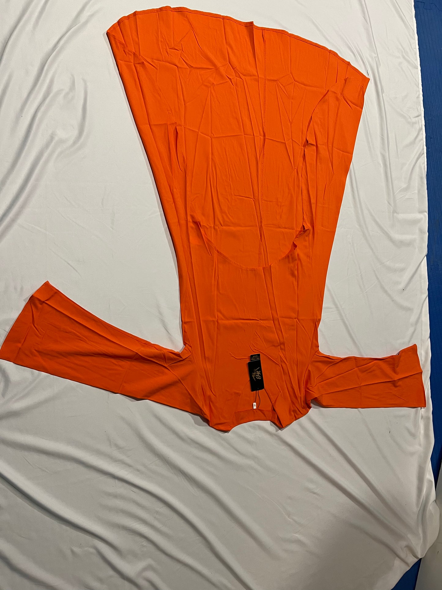 DRESS SHORT AT THE FRONT AND LONG ON THE BACK LONG SLEEVES. V-NECK /LIGHT